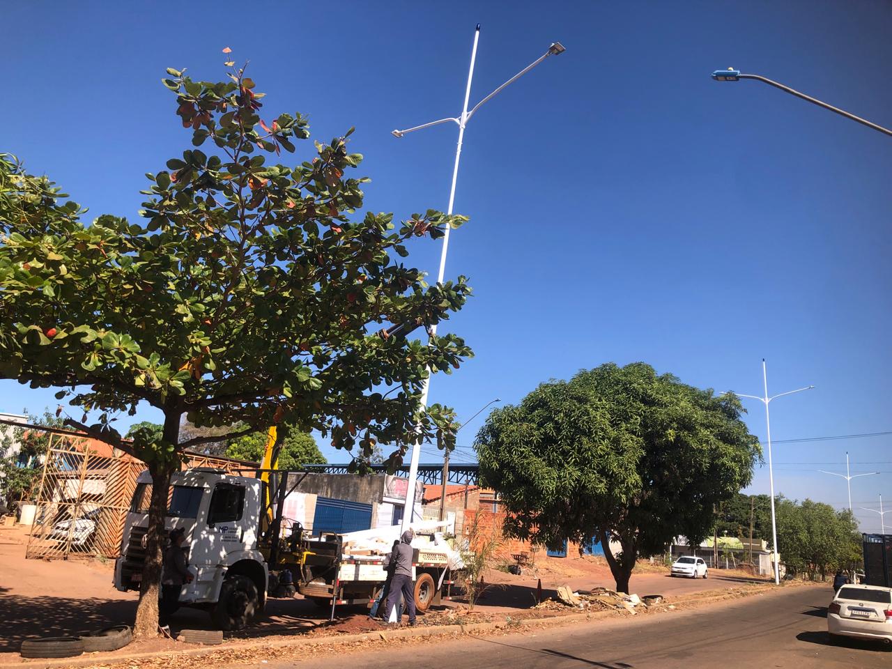 Luminárias de LED modernizam a Avenida Araguaia, no Jardim Aureny III, sul de Palmas