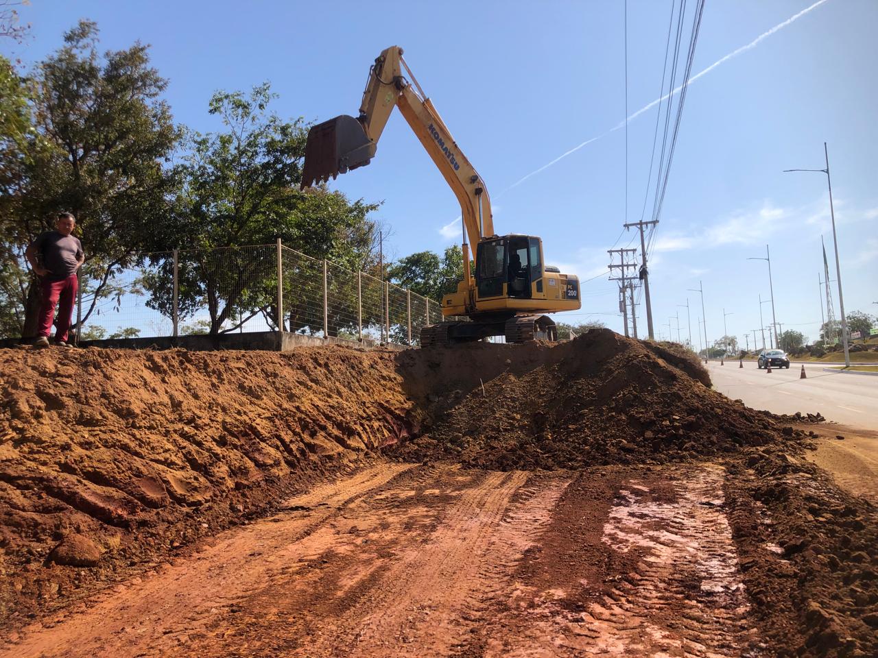 Atuação da equipe da Seiop no rebaixamento de um morro na Avenida NS-10 para execução da pista