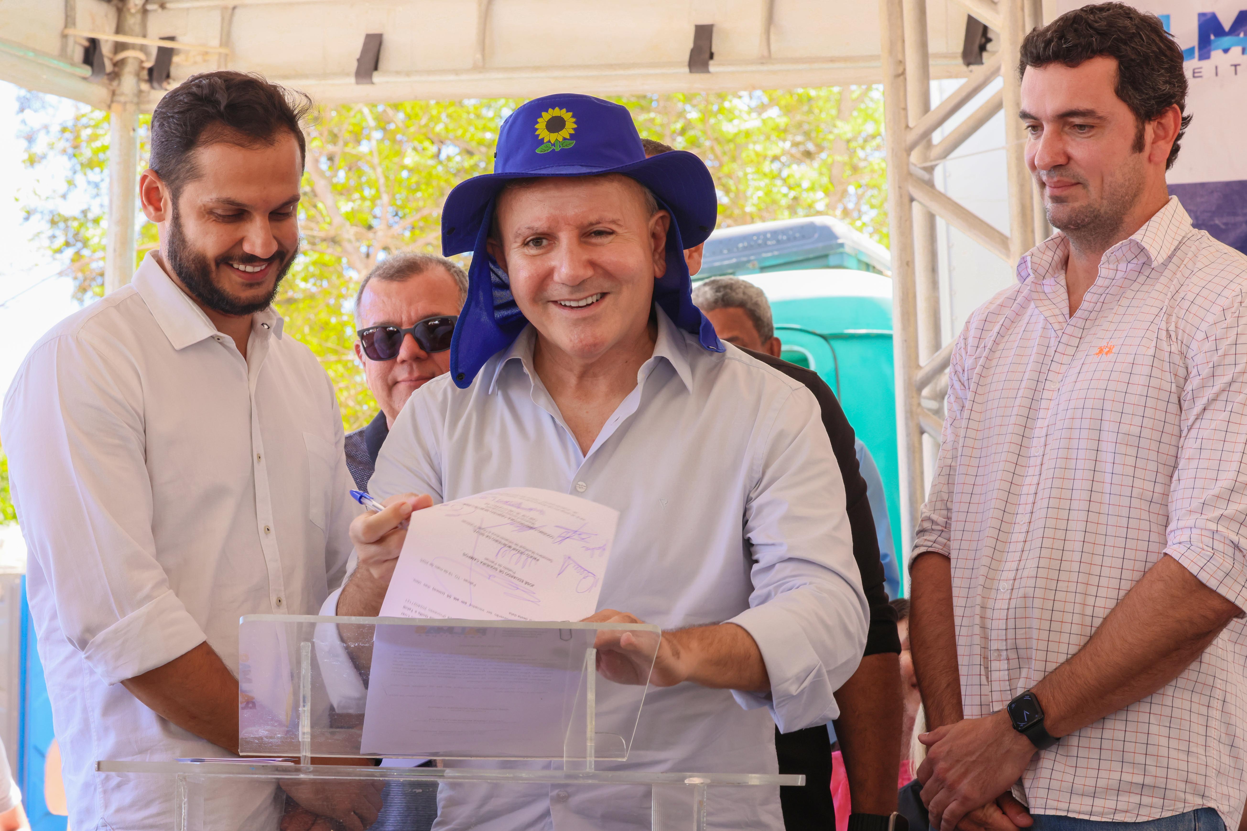 Prefeito Eduardo Siqueira Campos assina ordem de serviço para início imediato das obras