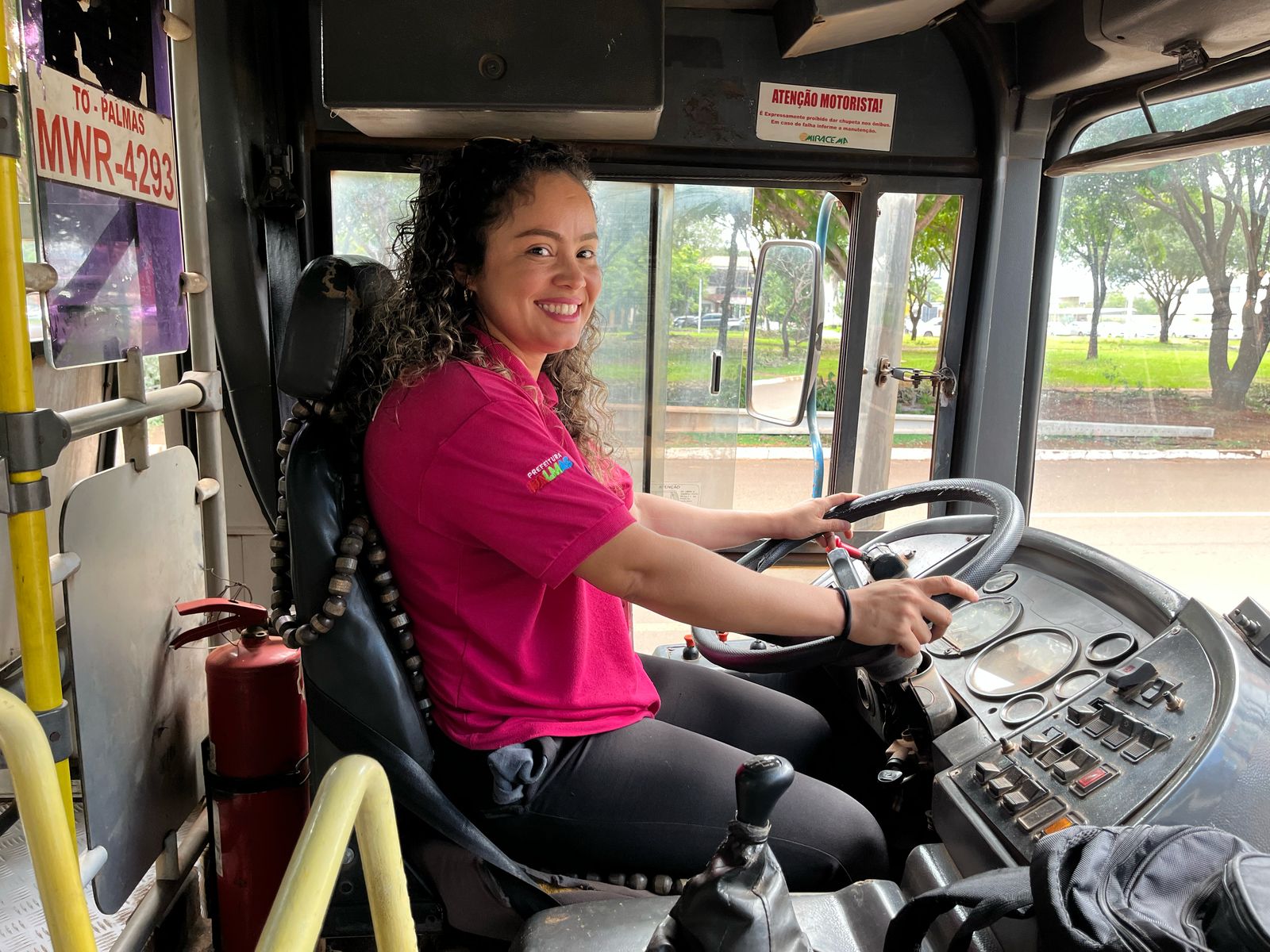 Fernanda trabalha há um ano como motorista e diz que as mulheres podem estar onde quiserem