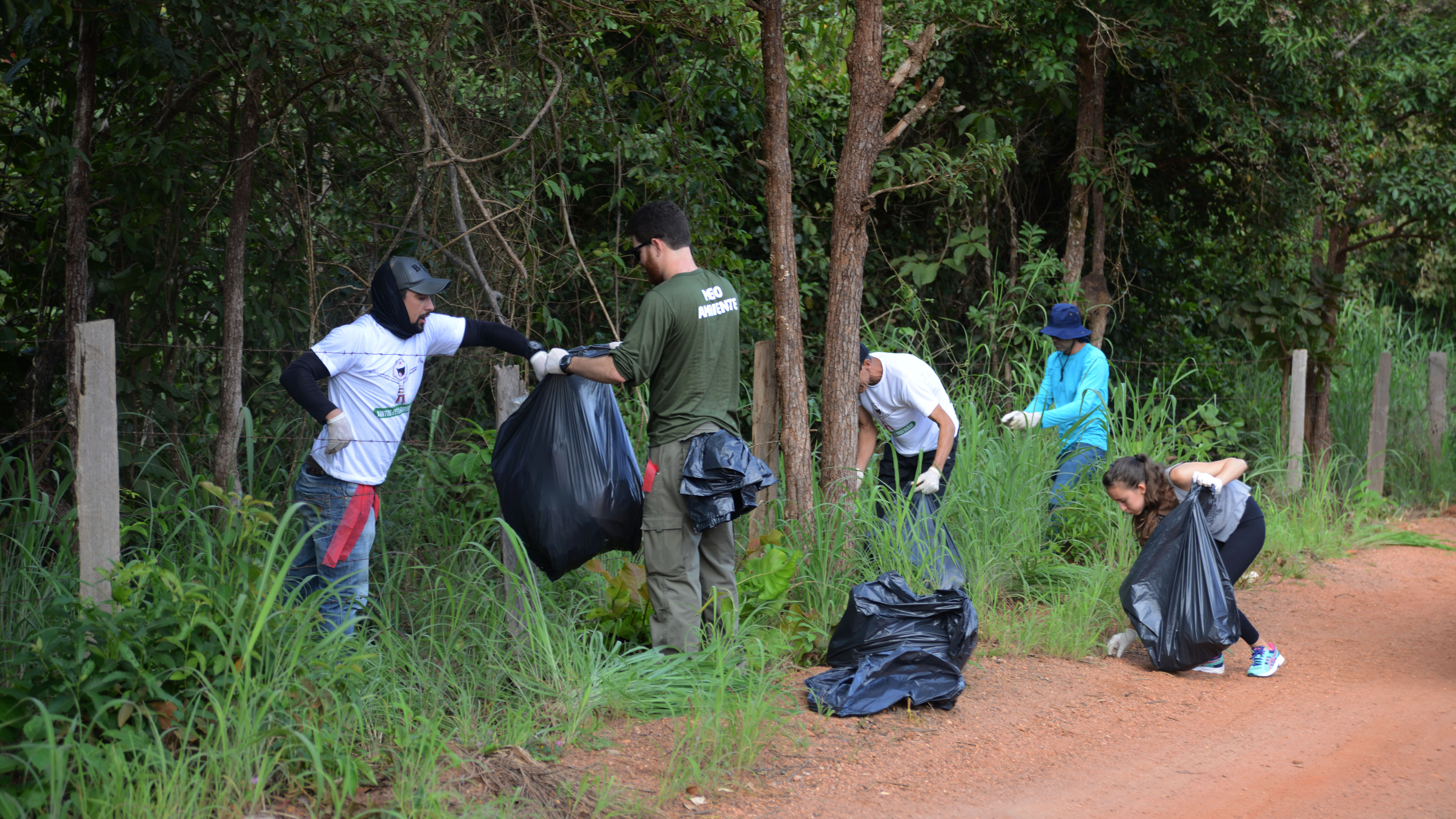 Fundação Municipal de Meio Ambiente participa de mutirão de limpeza às margens da T0-020