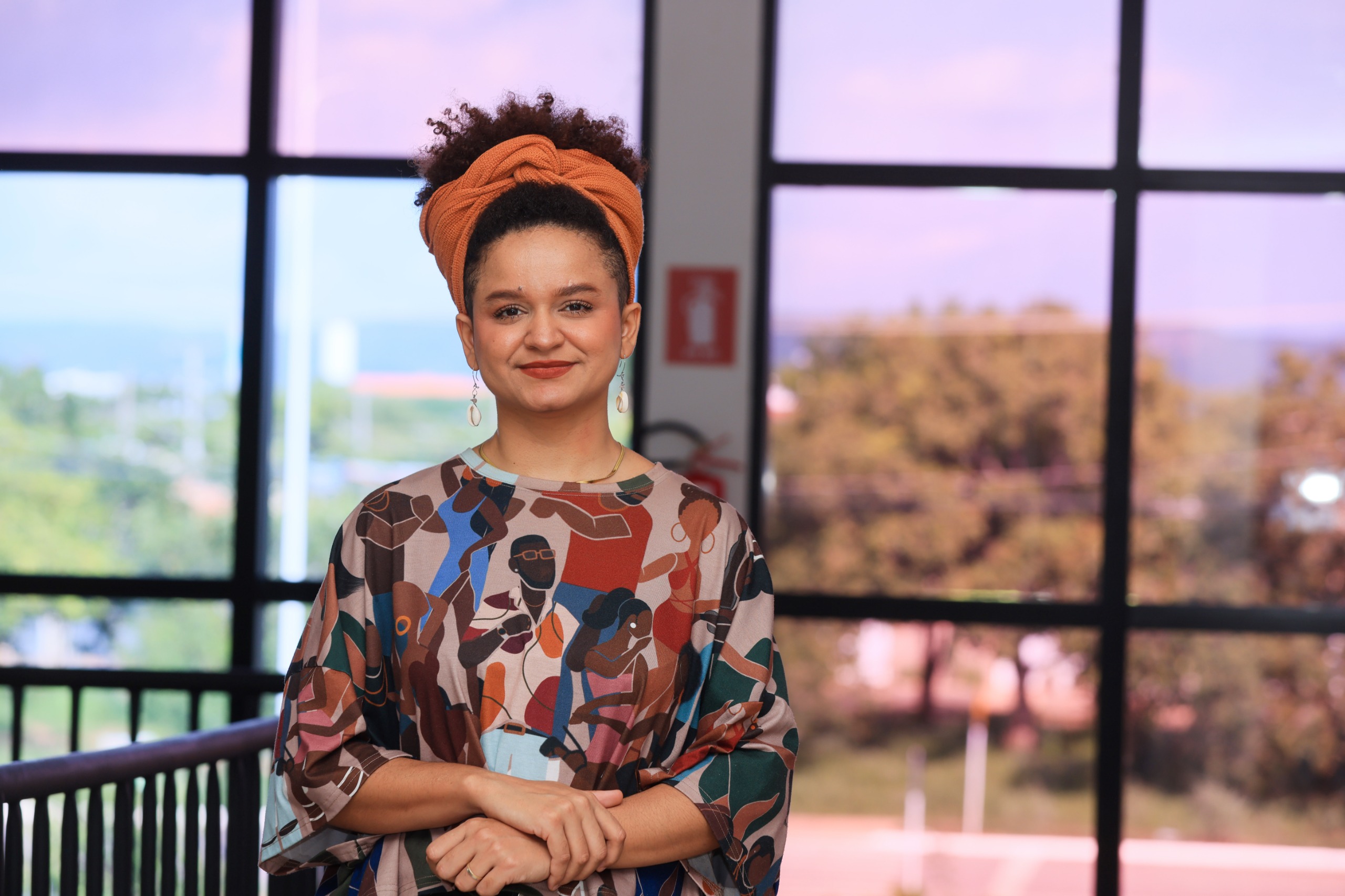 Viemos a convite da Lídia e trouxemos um dos grupos de capoeira que acompanhamos ao longo do ano. Eles realizaram uma apresentação cultural, mostrando a parte teórica da capoeira, seus instrumentos, alguns passos e, ao final, uma breve demonstração