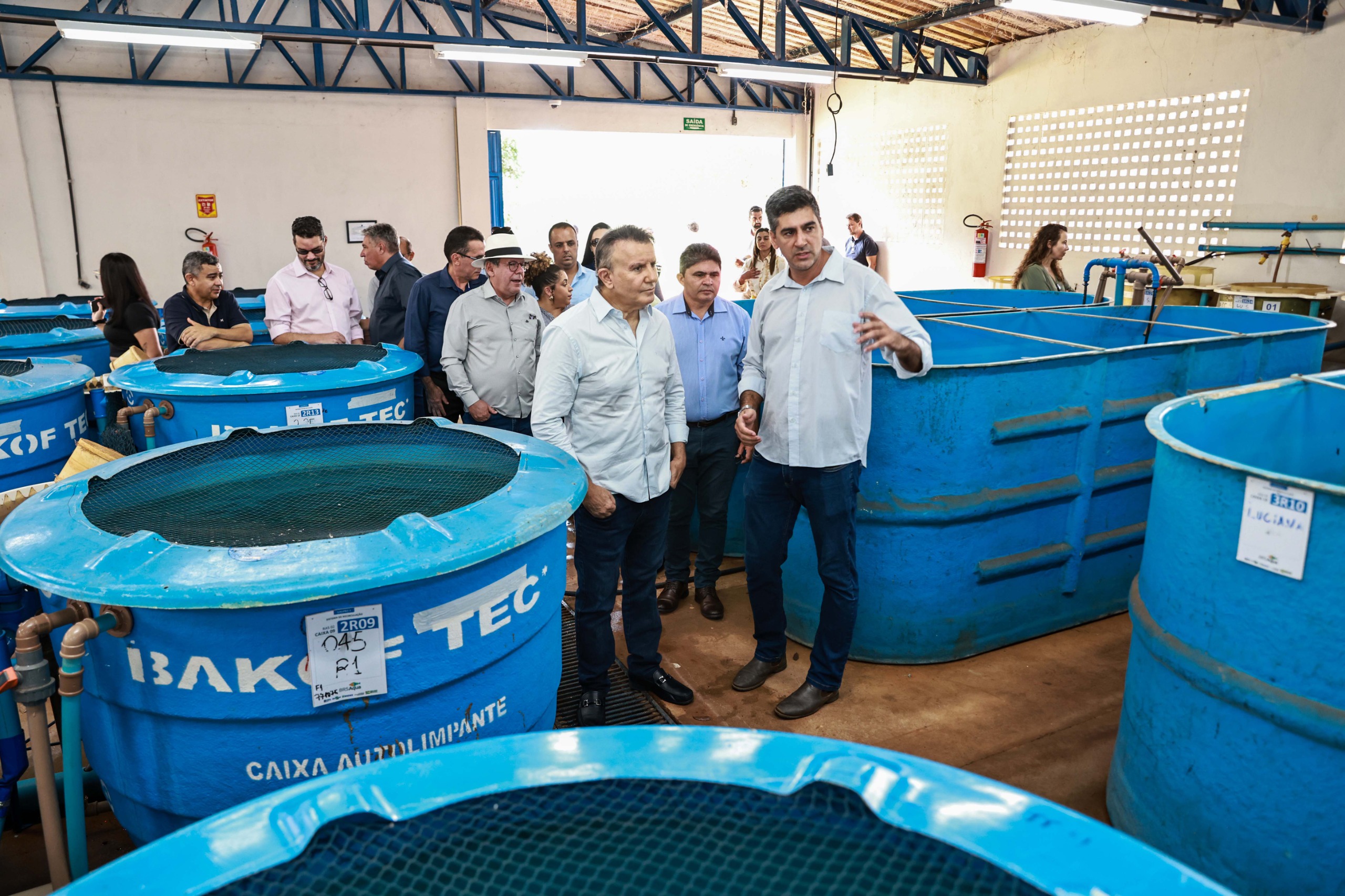 Eduardo Siqueira Campos visita galpão de pesquisa e cultivo do tambaqui
