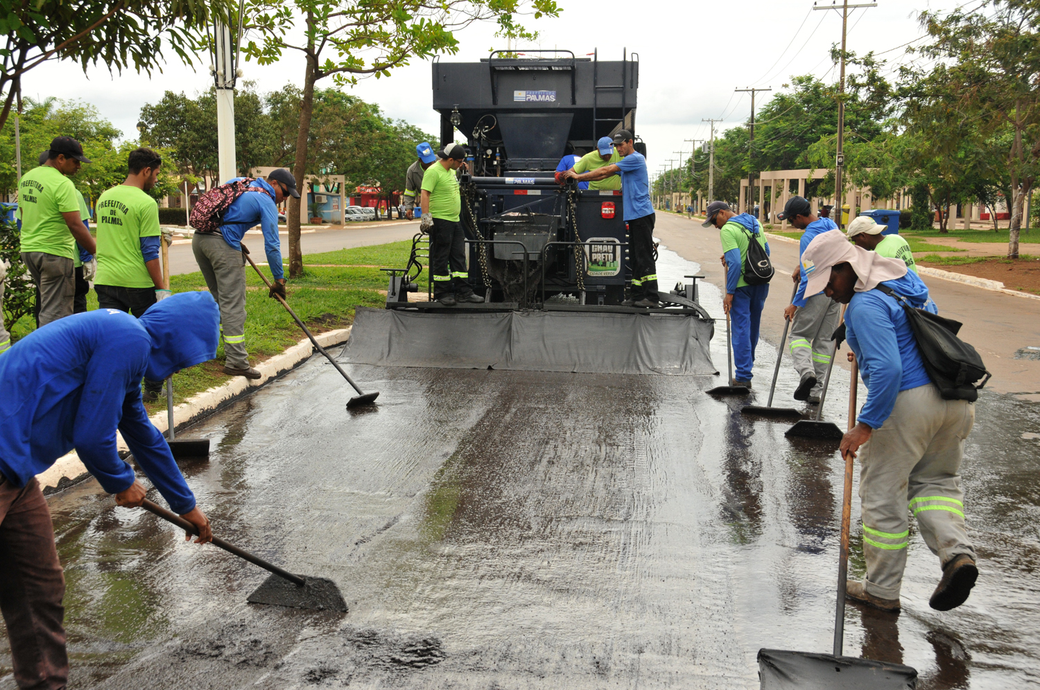 Prefeitura faz microrrevestimento asfáltico da Palmas Brasil