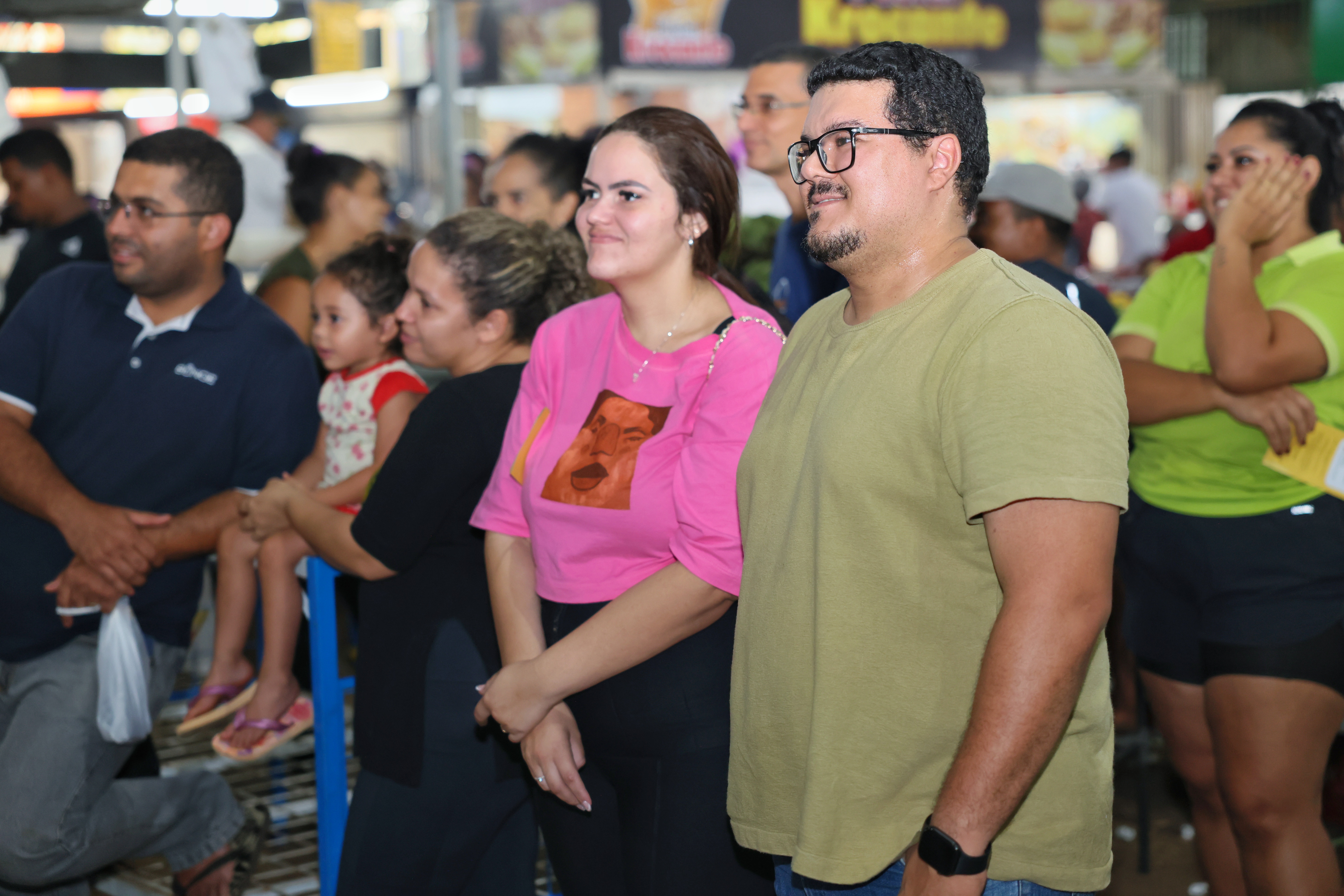 Luana Bezerra e o esposo assistem apresentação dos palhaços Batatinha Frita e Juju sobre trabalho infantil - Foto - Júnior Suzuki
