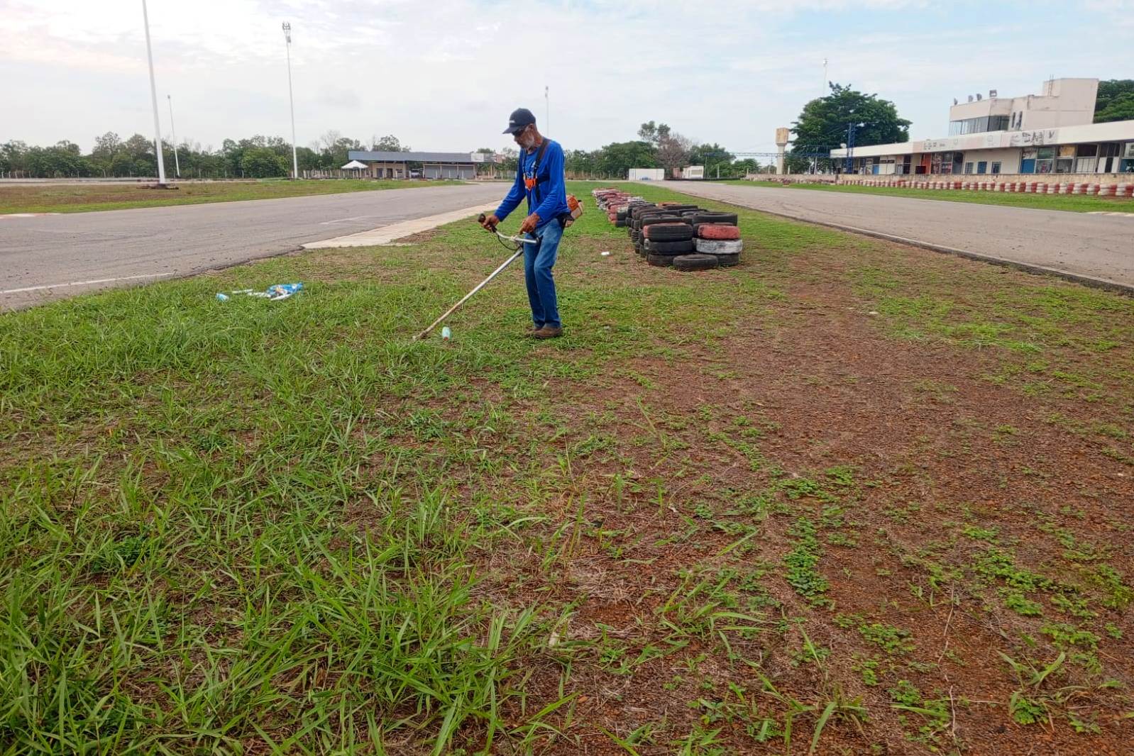 Serviço de roçagem realizado em um dos canteiros do kartódromo Rubens Barrichello