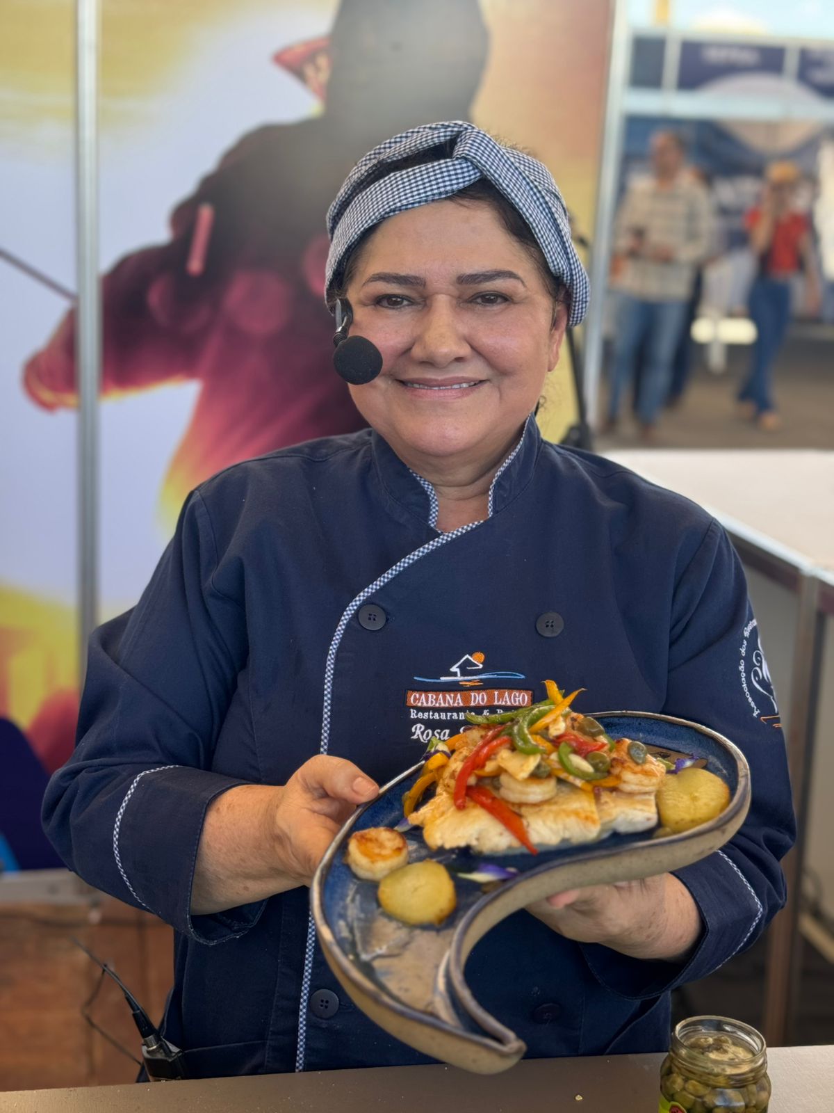Chef Rosa Eufrásio apresenta prato preparado durante Cozinha Show na Agrotins
