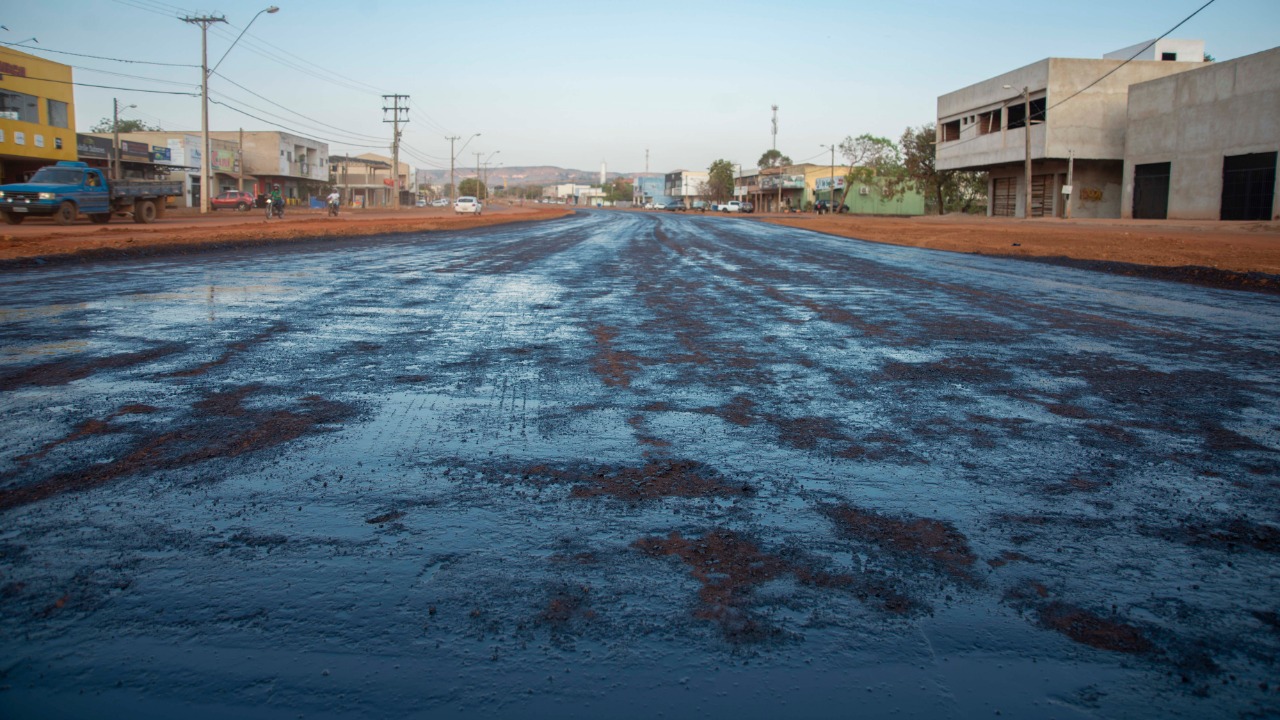 Trecho da Avenida Palmas Brasil Norte recebe imprimação