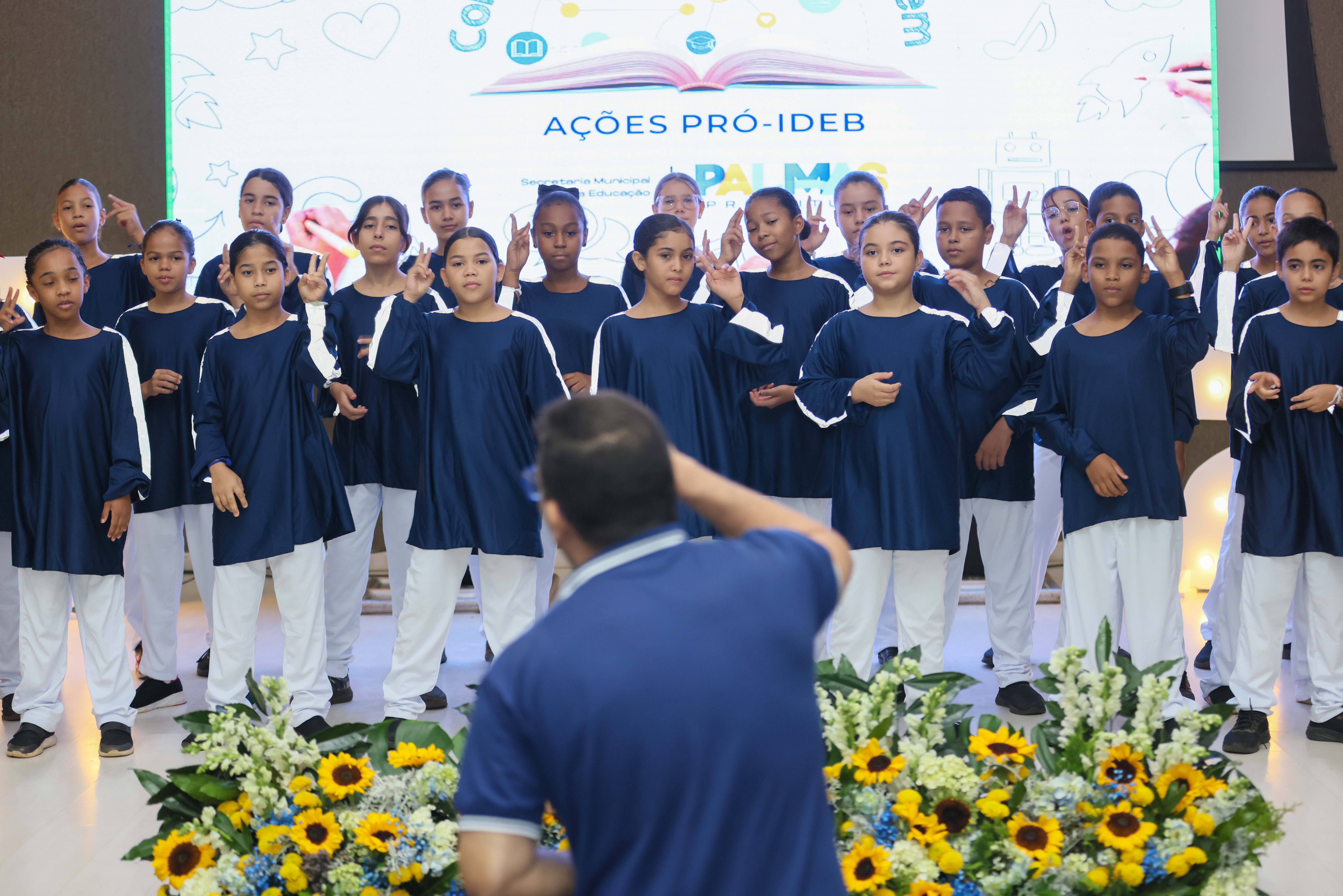 Coral de Libras da ETI Almirante Tamandaré interpretou as canções A Flor e o Beija-Flor e Tempos Moderno