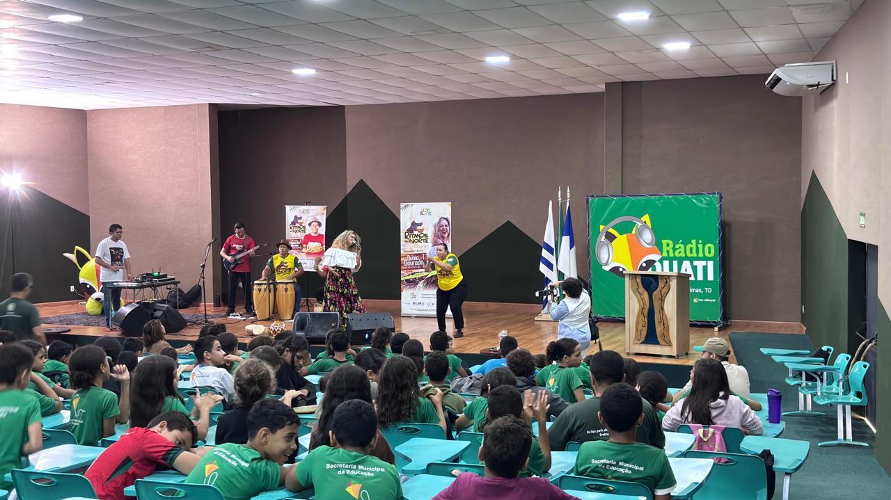 Evento transformou o auditório da escola em um verdadeiro palco amazônico