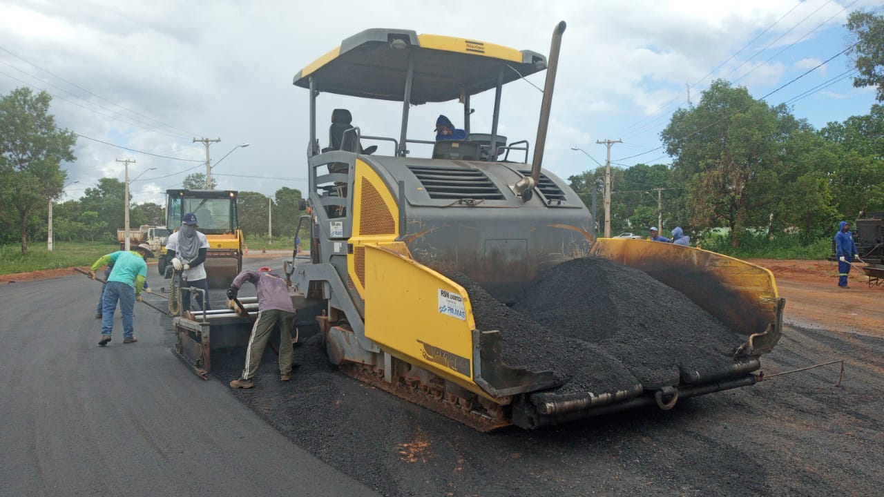 Avenida LO-13: faixa de duplicação começa a receber pavimento asfáltico