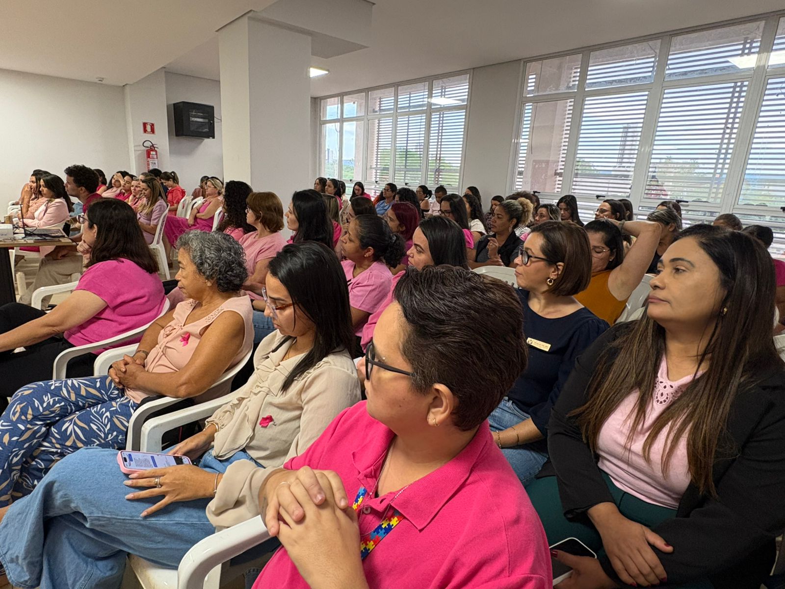 A ação que reuniu as servidoras faz parte da programação dedicada à conscientização sobre a prevenção e o diagnóstico precoce do câncer de mama