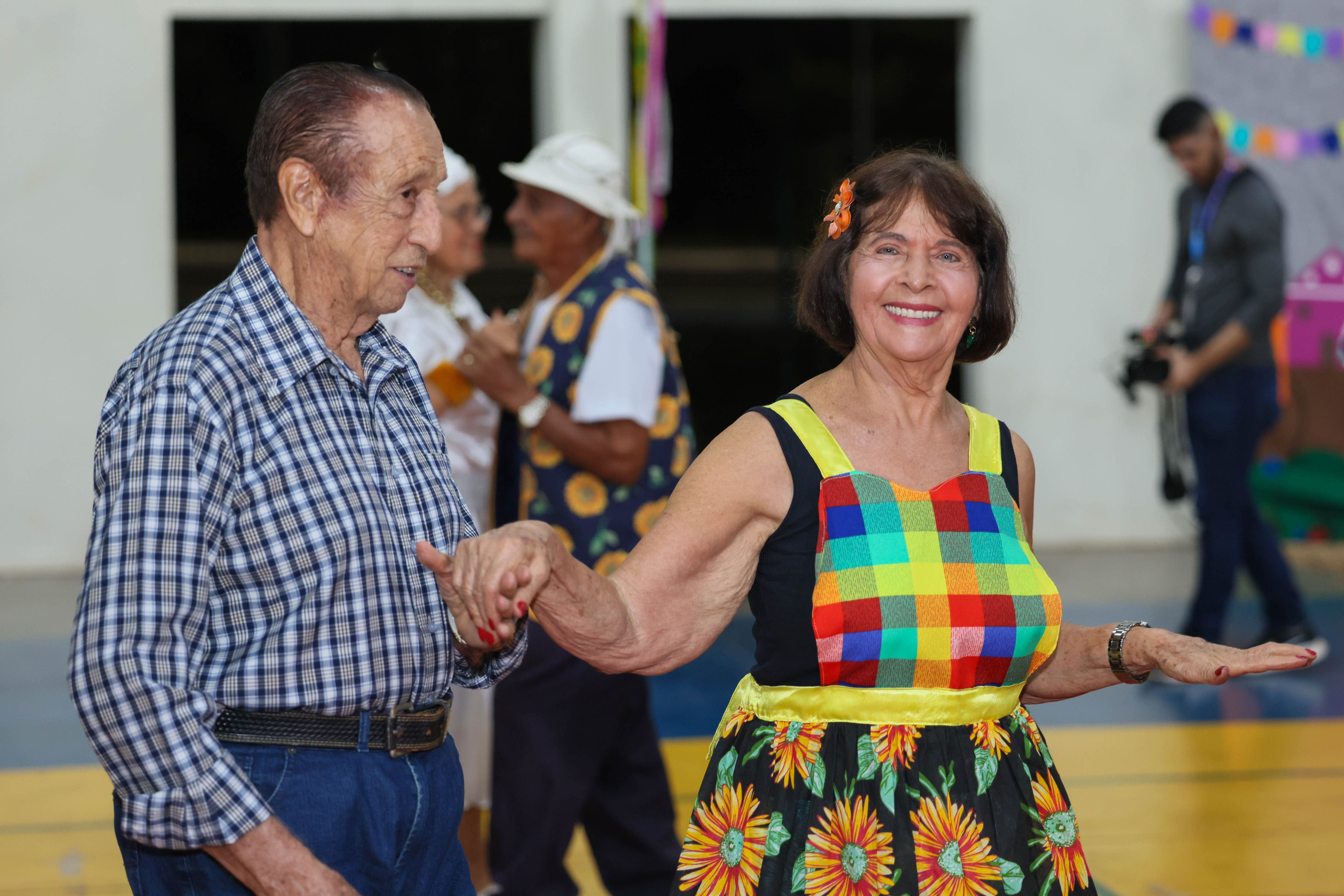Os participantes deram um show na hora de fazer os passinhos da 'quadrilha junina' - Crédito: Júnior Suzuki