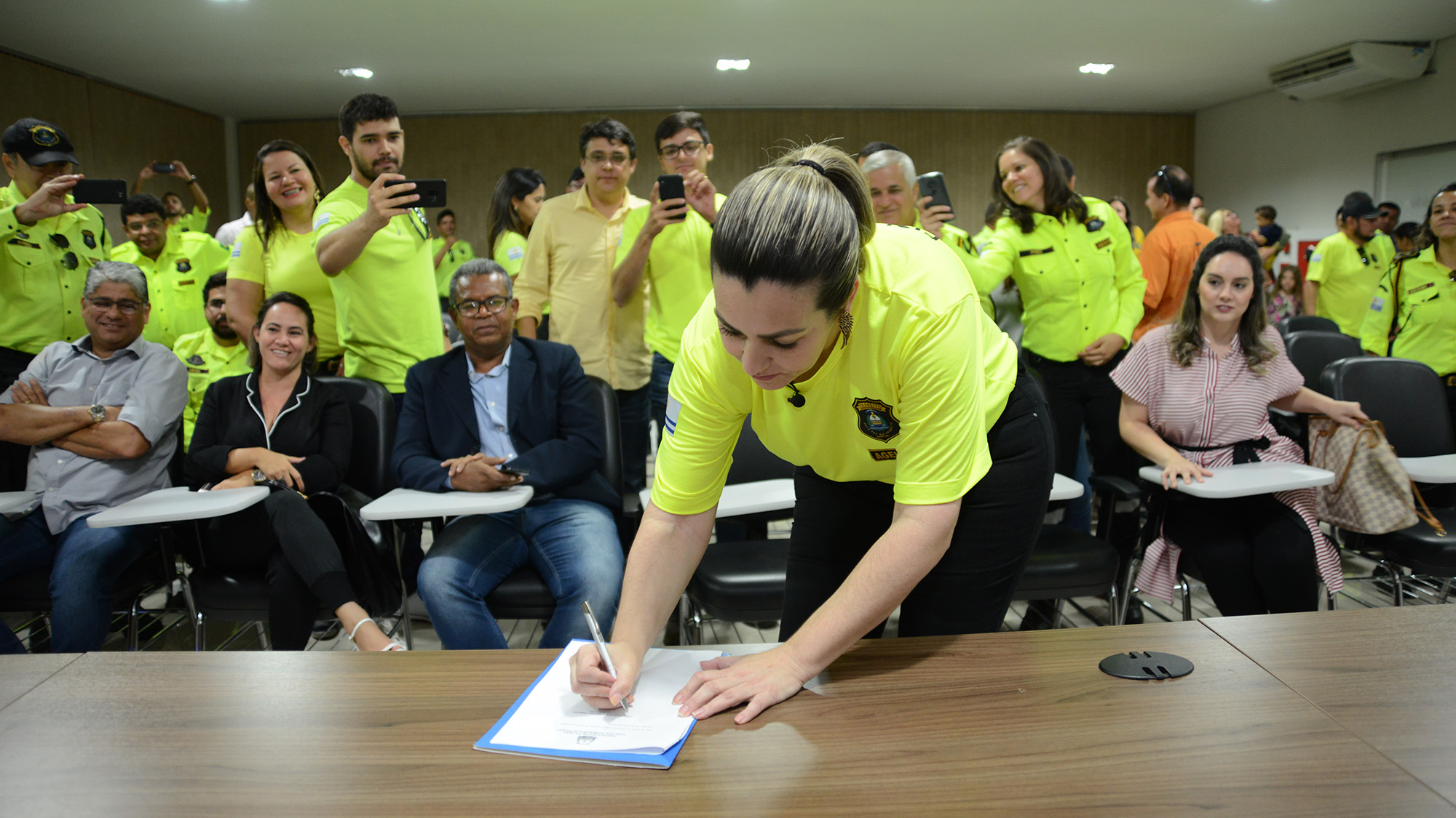 Em encontro com agentes de Trânsito, Cinthia Ribeiro sanciona Lei que garante benefícios previdenciários à categoria