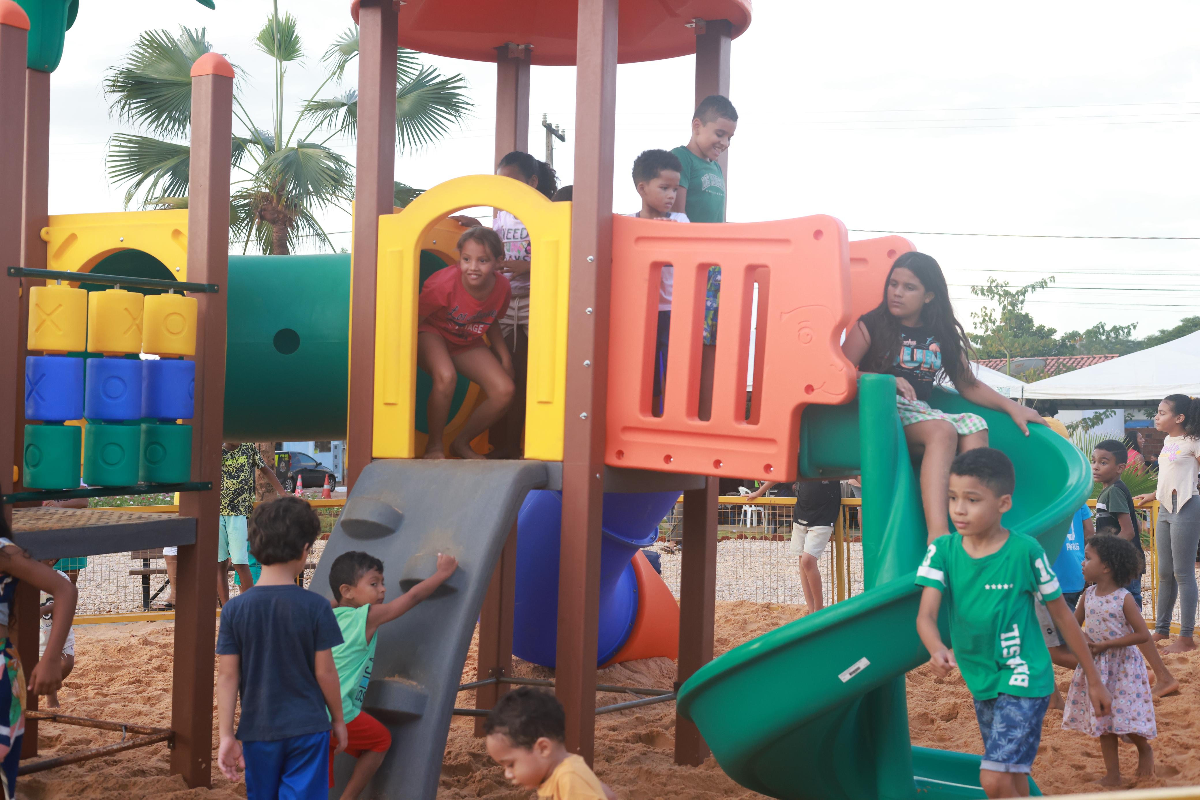 Crianças brincando no parque infantil no Setor Belo Vale