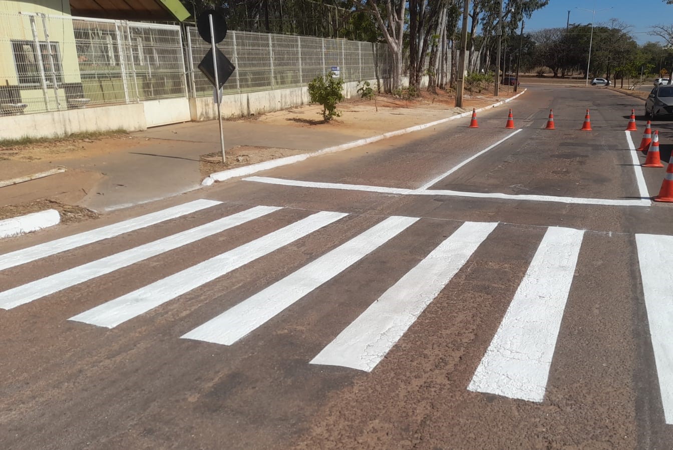 Sinalização viária realizada pela Zeladoria Urbana em frente à ETI Padre Josimo