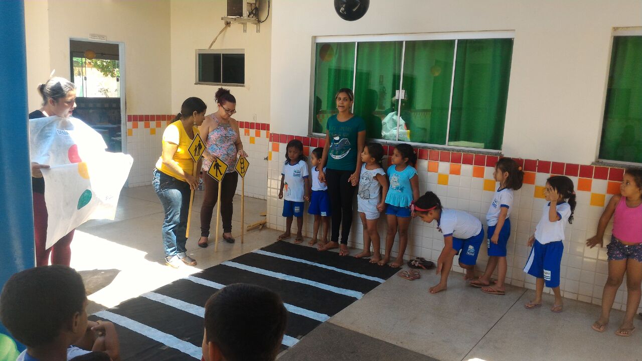Alunos do Cmei Pequeno Príncipe assistem à palestra de trânsito ministrada pela PRF