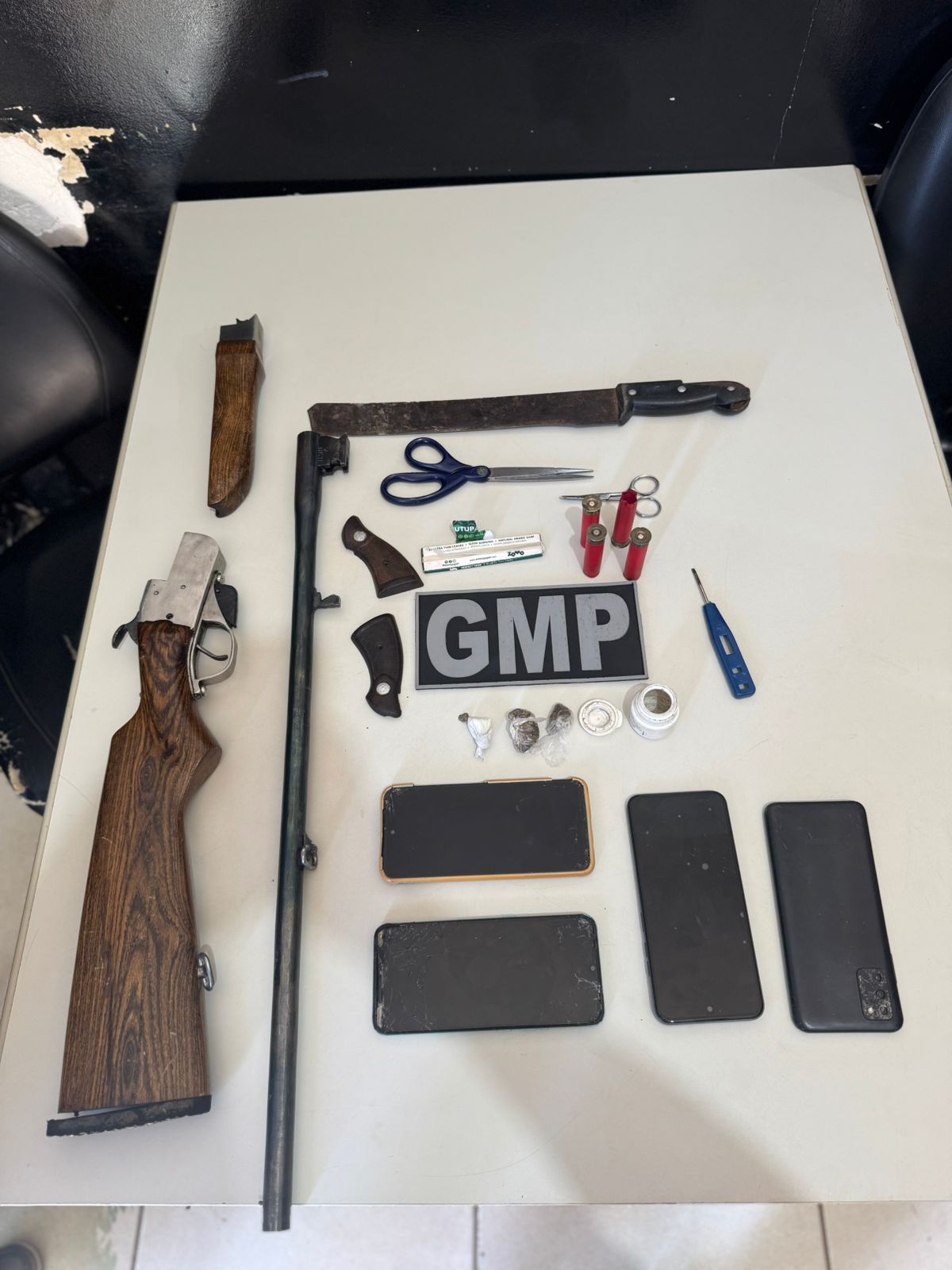 A ação  resultou na apreensão de uma espingarda calibre 28, munições e pequenas porções de entorpecentes no setor Jardim Vitória I.