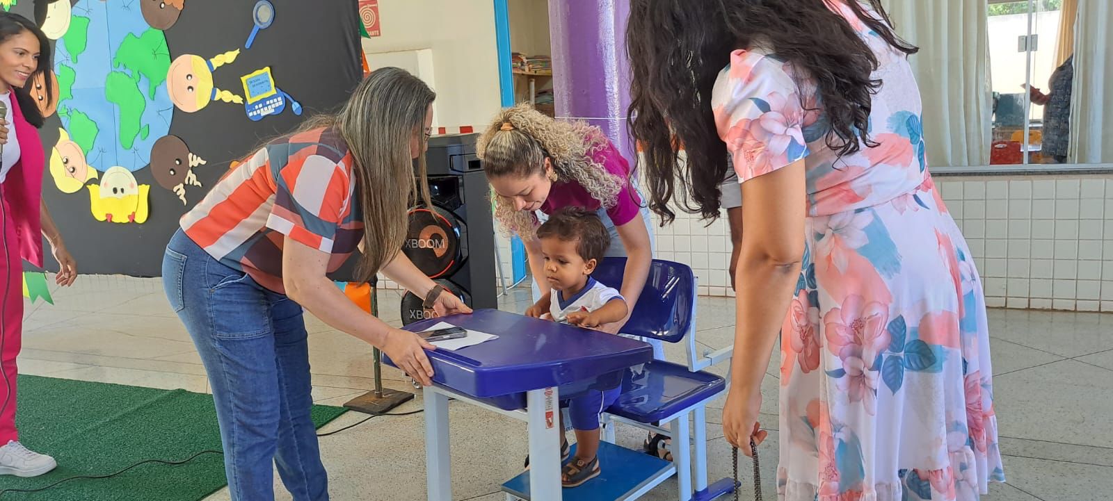 Aluno recebe cadeira escolar adaptada para ajudar na acessibilidade durante as aulas