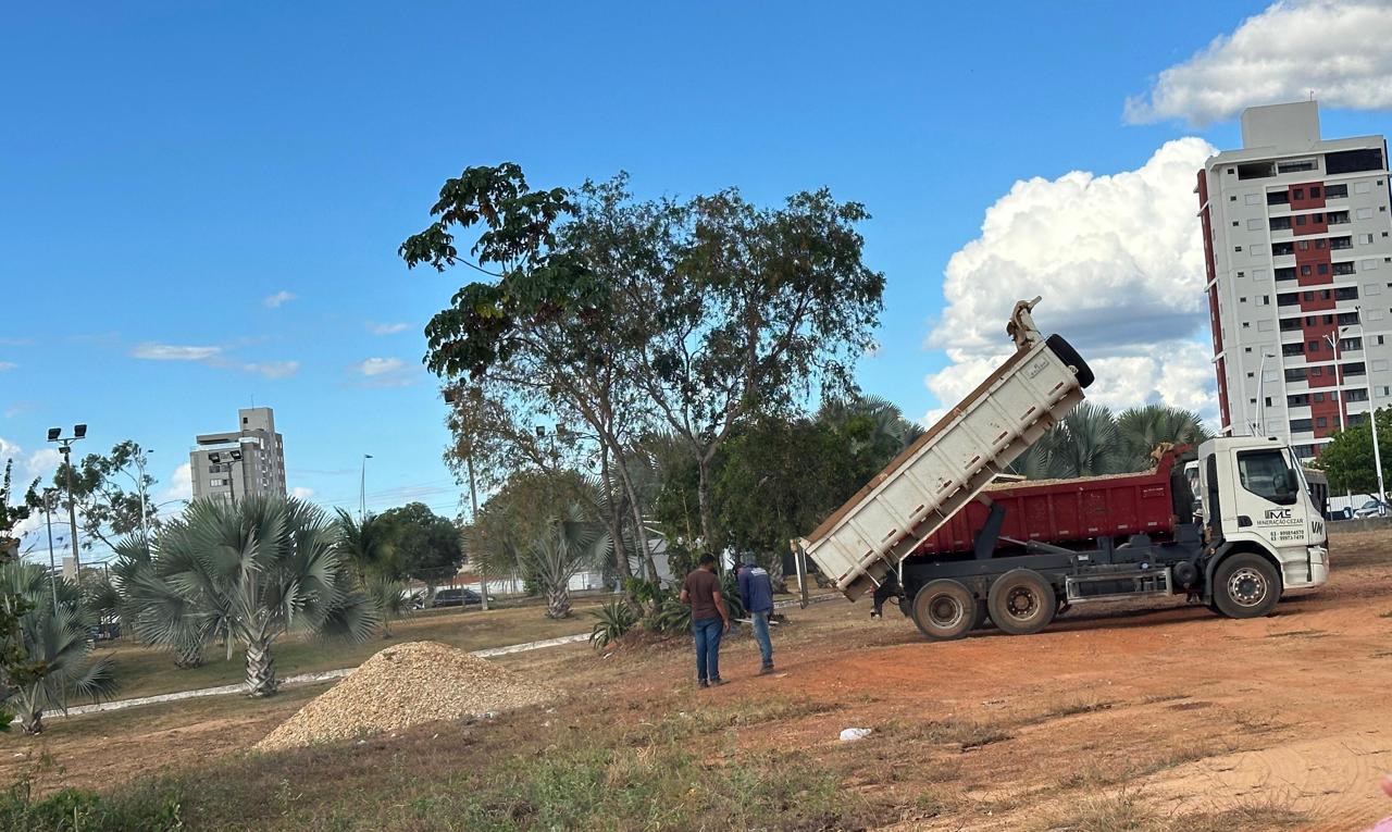 Caminhões descarregam materiais que estão sendo usados em obras do projeto de ordenamento da Praia da Graciosa