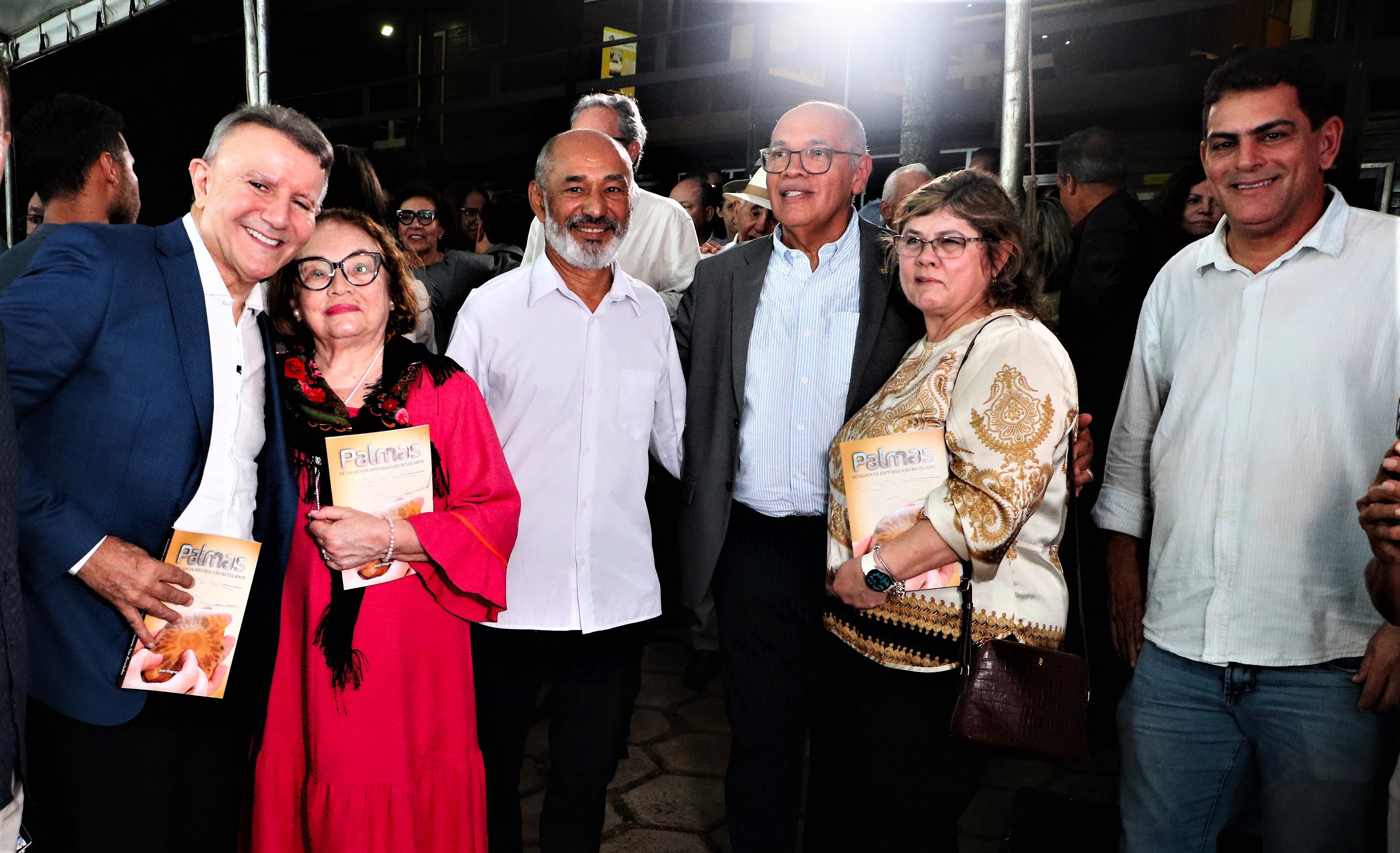 A presidente da Academia Tocantinense de Letras, Mary Sônia (ao lado do prefeito), e o membro da Academia Palmense de Letras  Almecides Pereira (ao lado de Praxedes) estiveram no evento