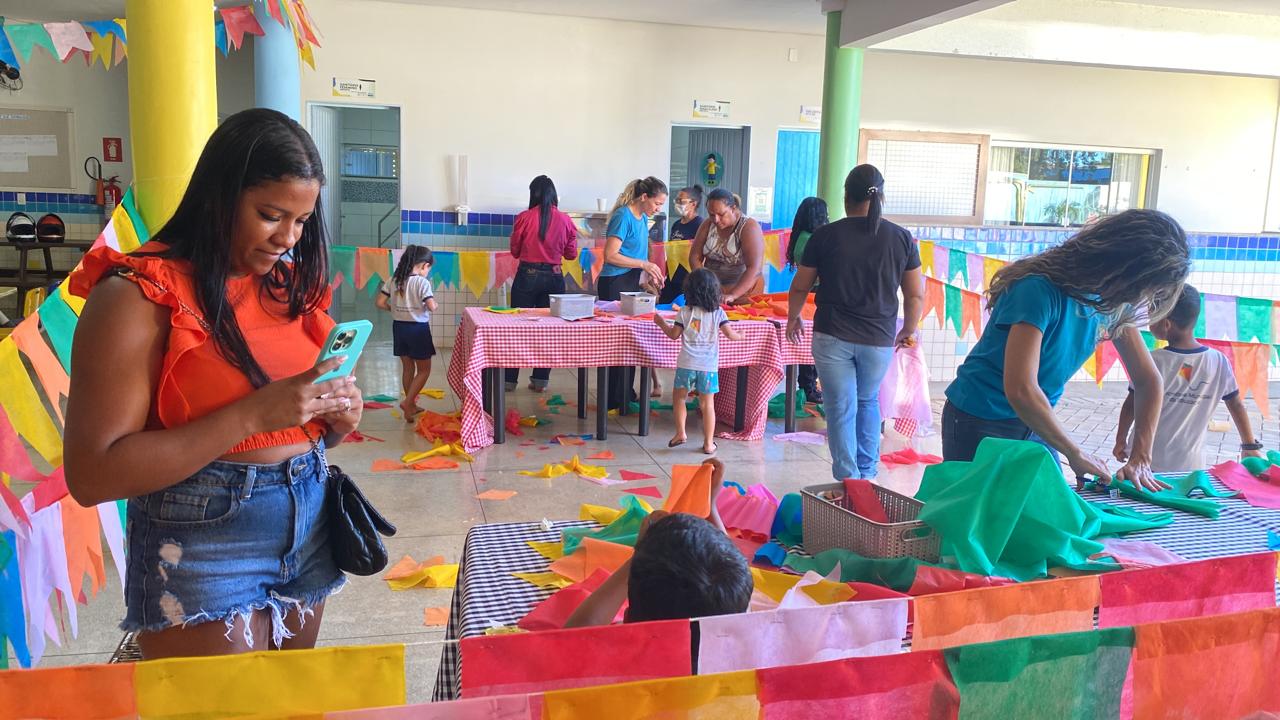 Cmei Romilda Budke promove interação de pais e alunos na confecção de enfeites