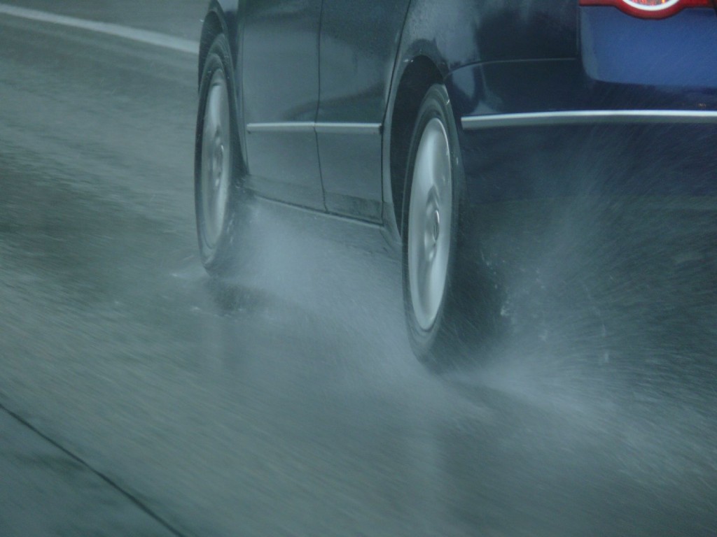 Em período chuvoso, Sesmu alerta sobre os perigos da aquaplanagem