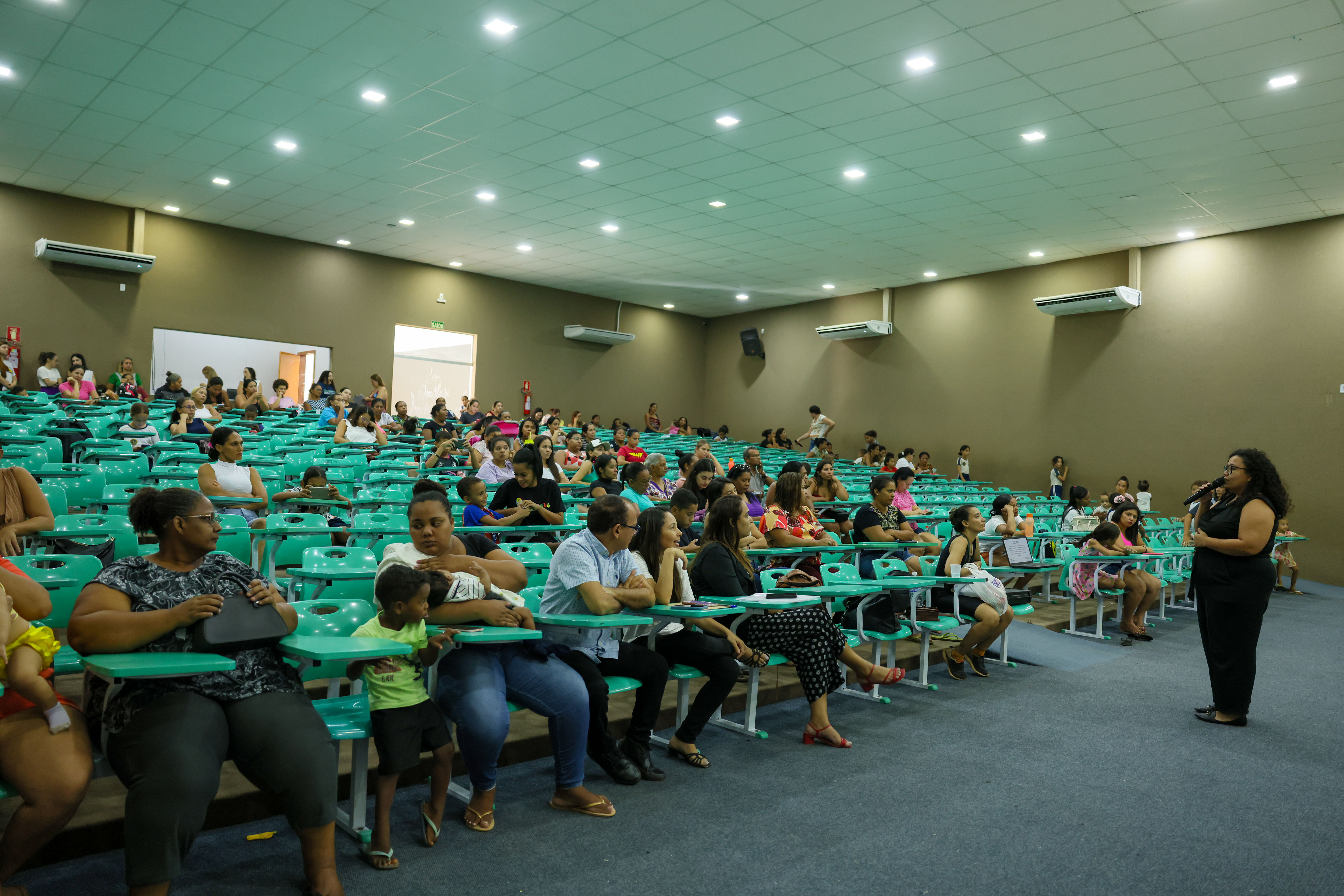 Data: 28/05/2025. Reunião do Bolsa Família na ETI Almirante Tamandaré.
Foto: Regiane Rocha