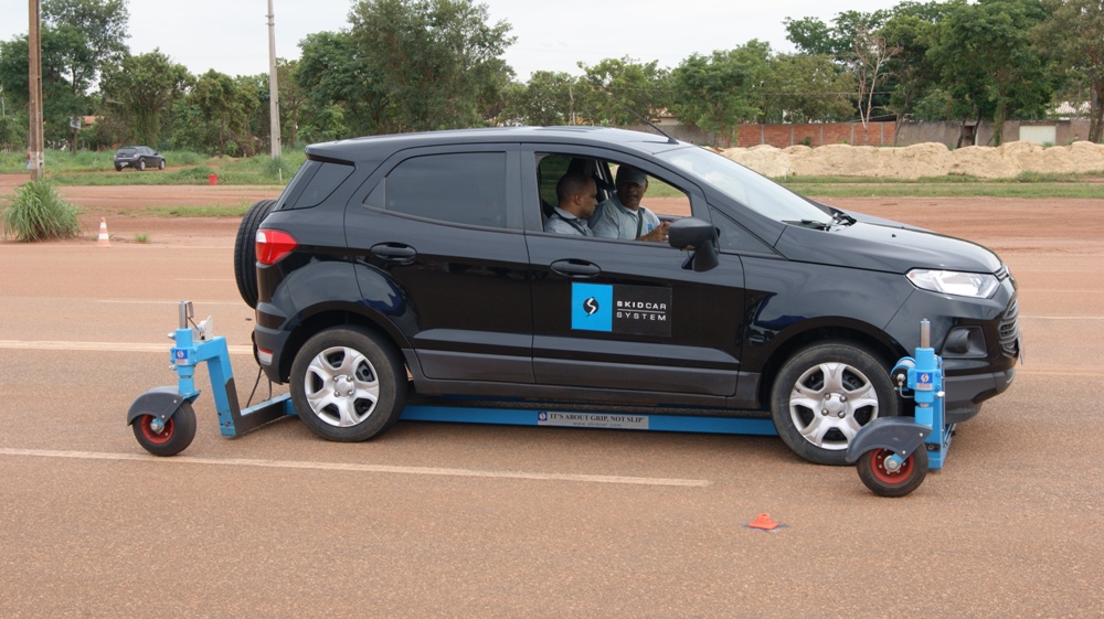 Guardas metropolitanos e motoristas são capacitados quanto à direção defensiva em condições adversas