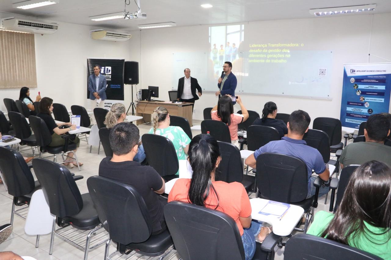 Servidores participam de palestra sobre desafio de liderar equipes de diferentes gerações