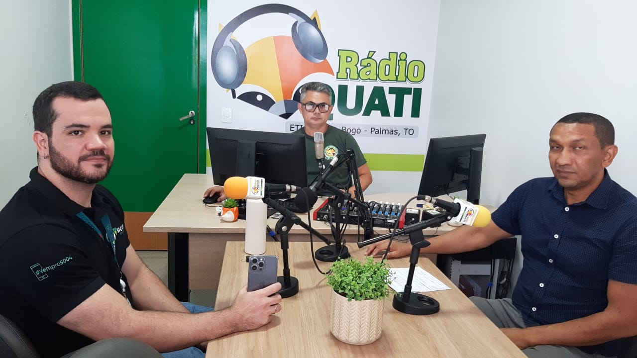 A rádio é usada pela escola como uma ferramenta tecnológica e de comunicação que fortalece o diálogo entre escola, famílias e comunidade