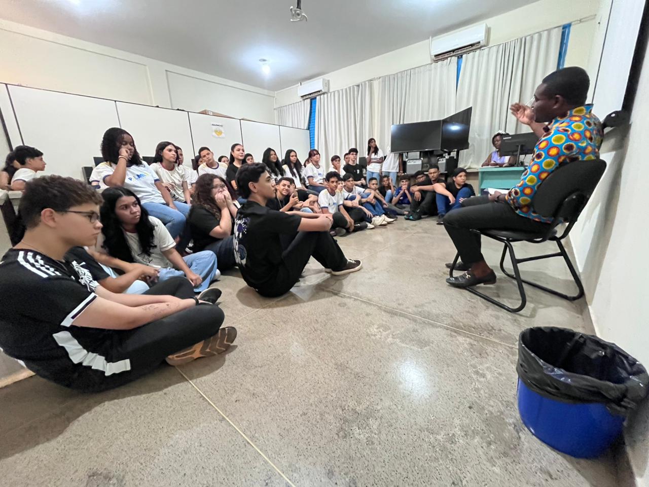 Alunos da Escola Antônio Gonçalves conhecem mais sobre a história da África em palestra