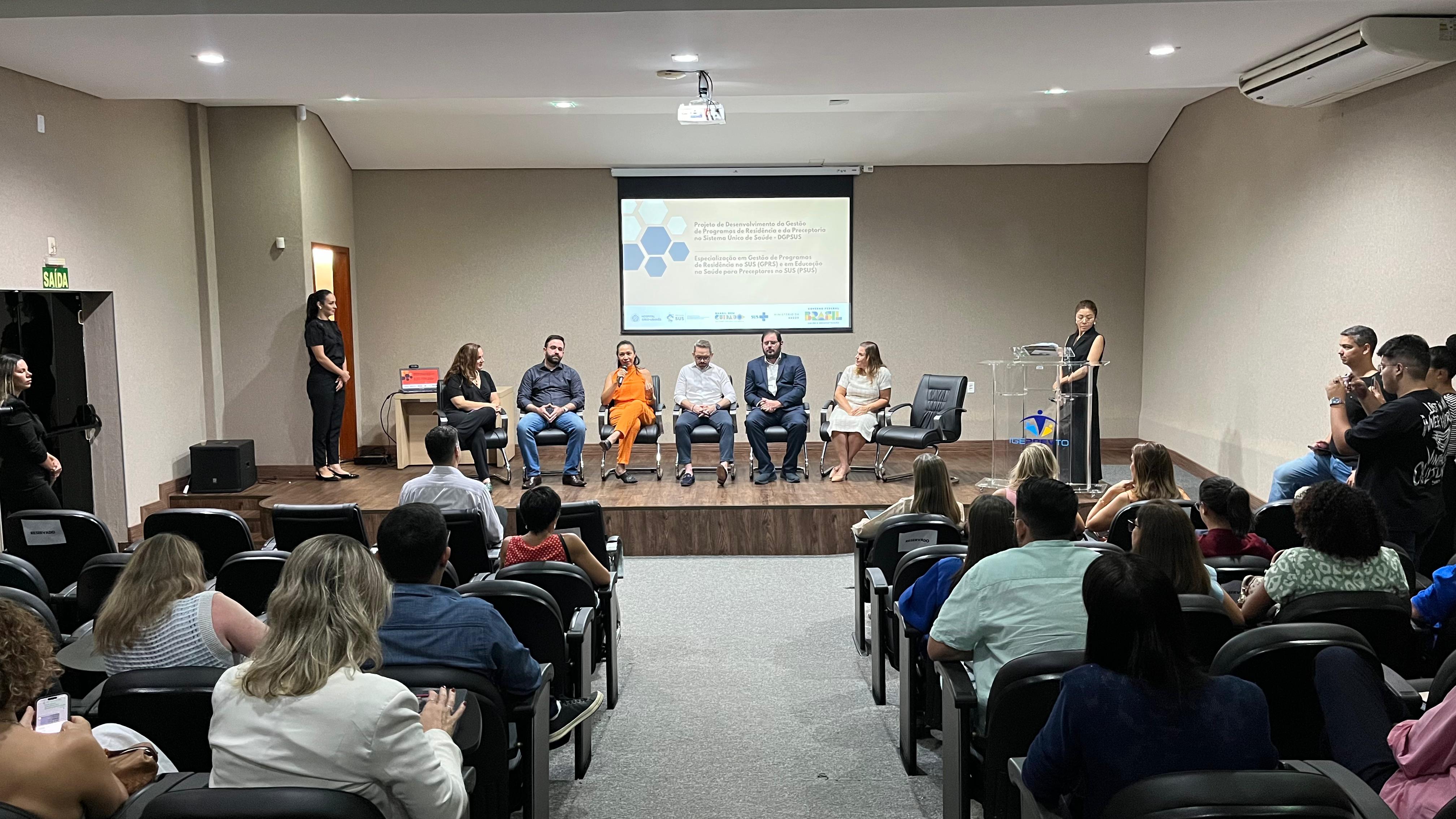 Especializações duram dois anos, contemplando 600 horas de encontros e execução do projeto