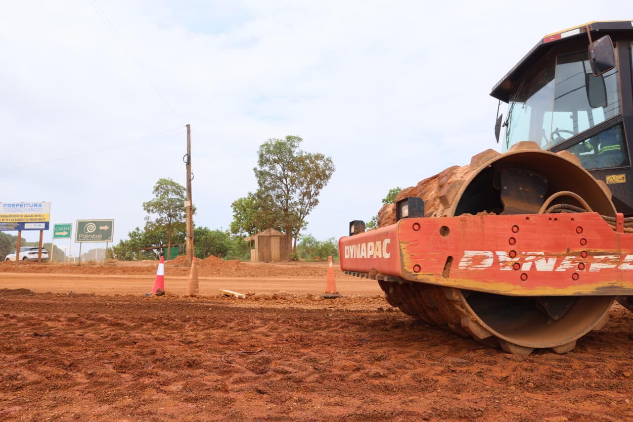 Serviços de compactação da última camada da base da via, nesta quinta-feira, 27