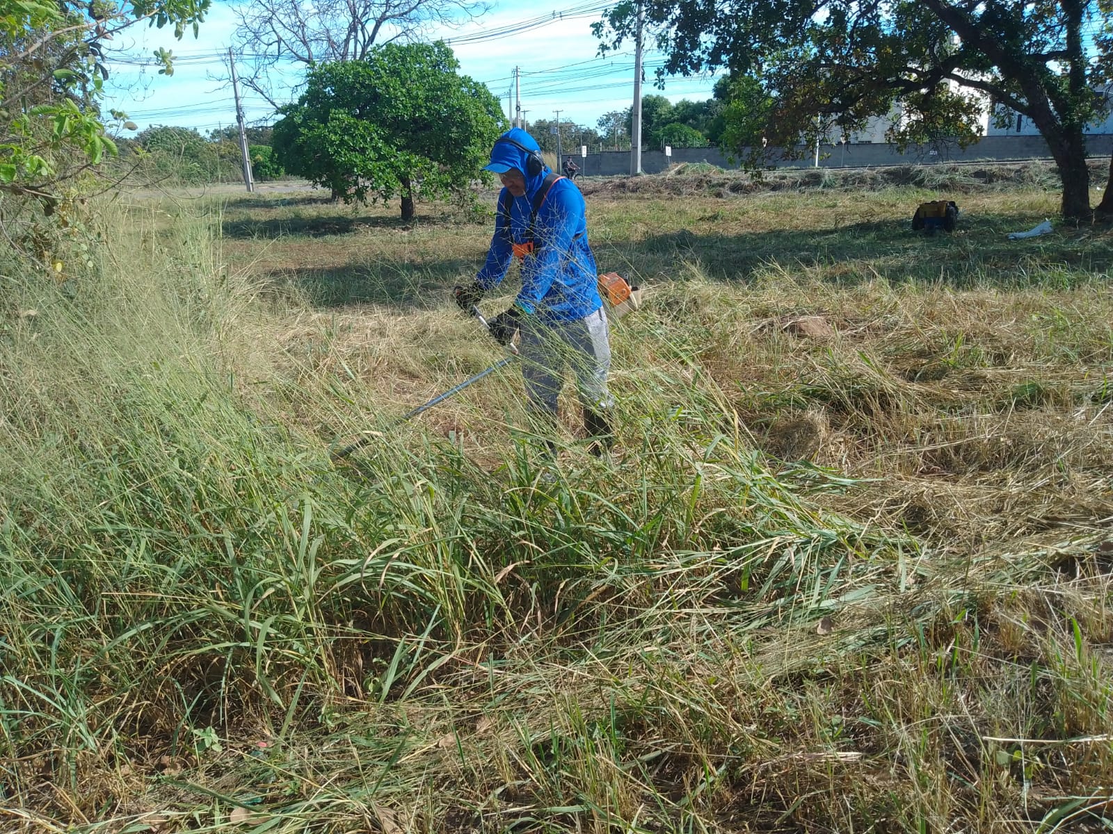 Roçagem na quadra 105 norte