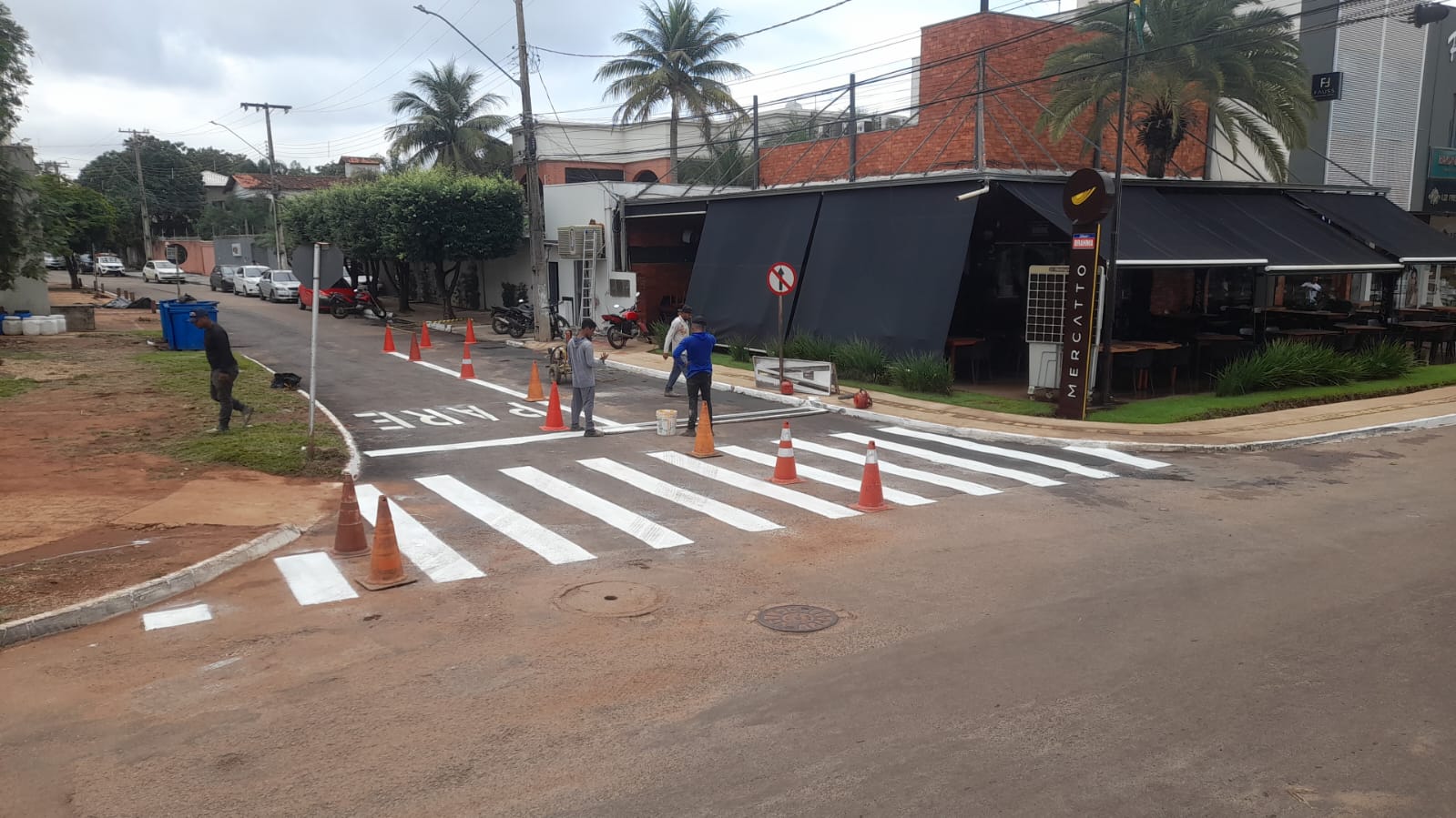 Equipe durante trabalho na sinalização viária na Arse 21