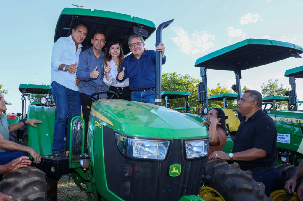 Palmas recebe tratores para fortalecer a agricultura familiar