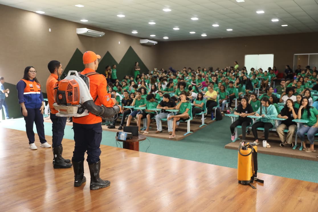 Brigadistas da Defesa Civil de Palmas explanaram aos alunos sobre o trabalho de combate à incêndio feito na região de Taquarussu Grande