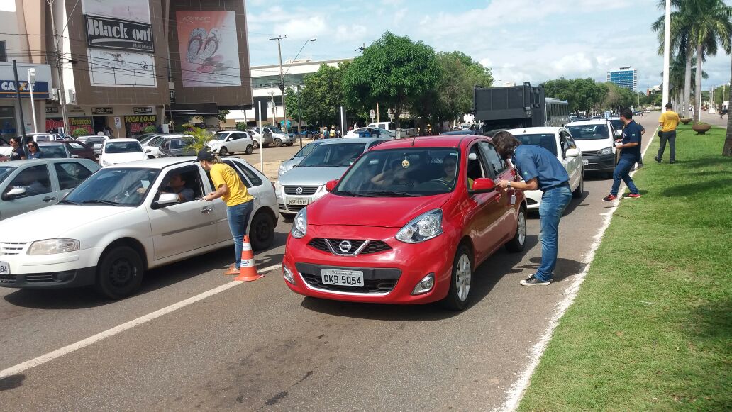 Blitz educativa alerta sobre a venda e o consumo de bebida alcoólica para menores de idade