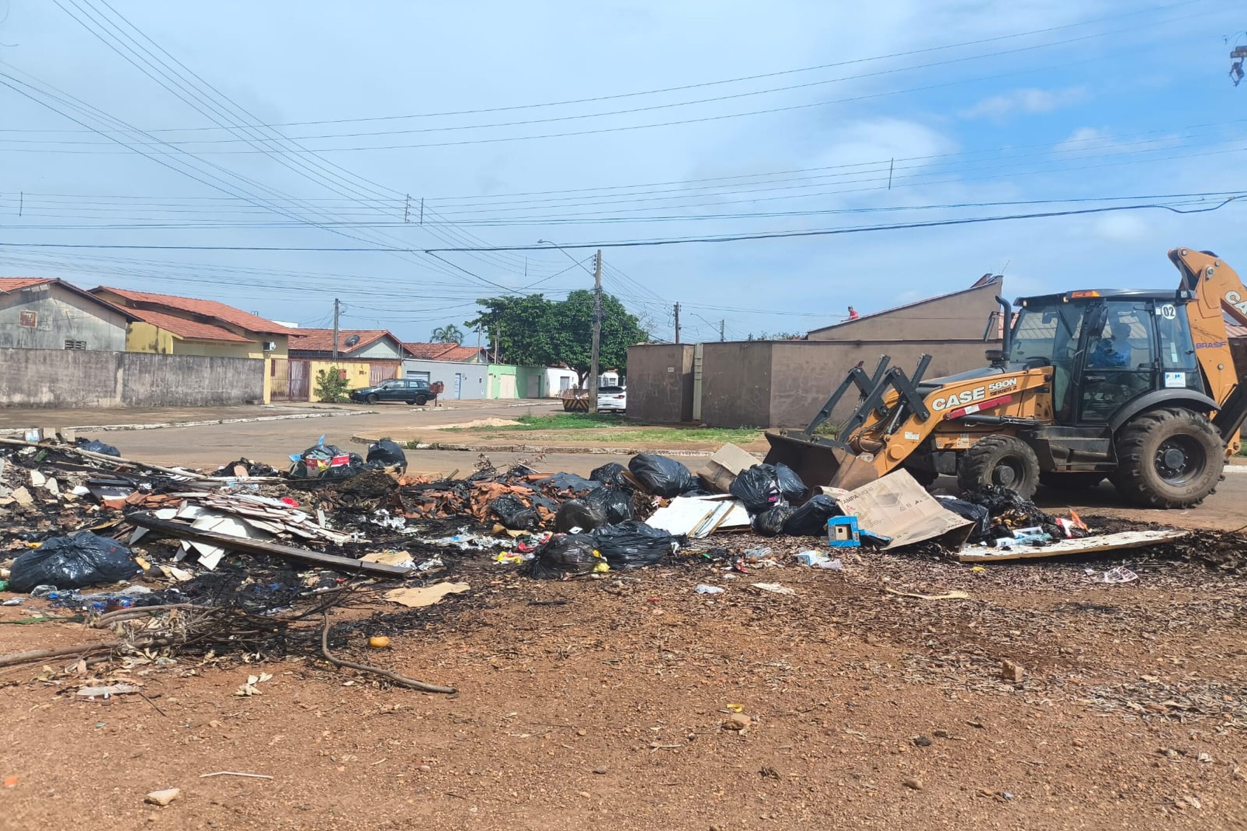 Prefeitura de Palmas realiza limpeza na Arse 61 após queima de resíduos