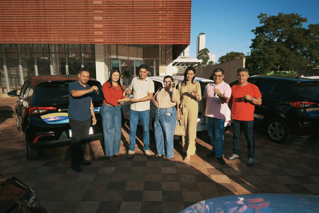 Entrega ocorreu na sede da Secretaria Municipal da Educação nesta sexta-feira, 16