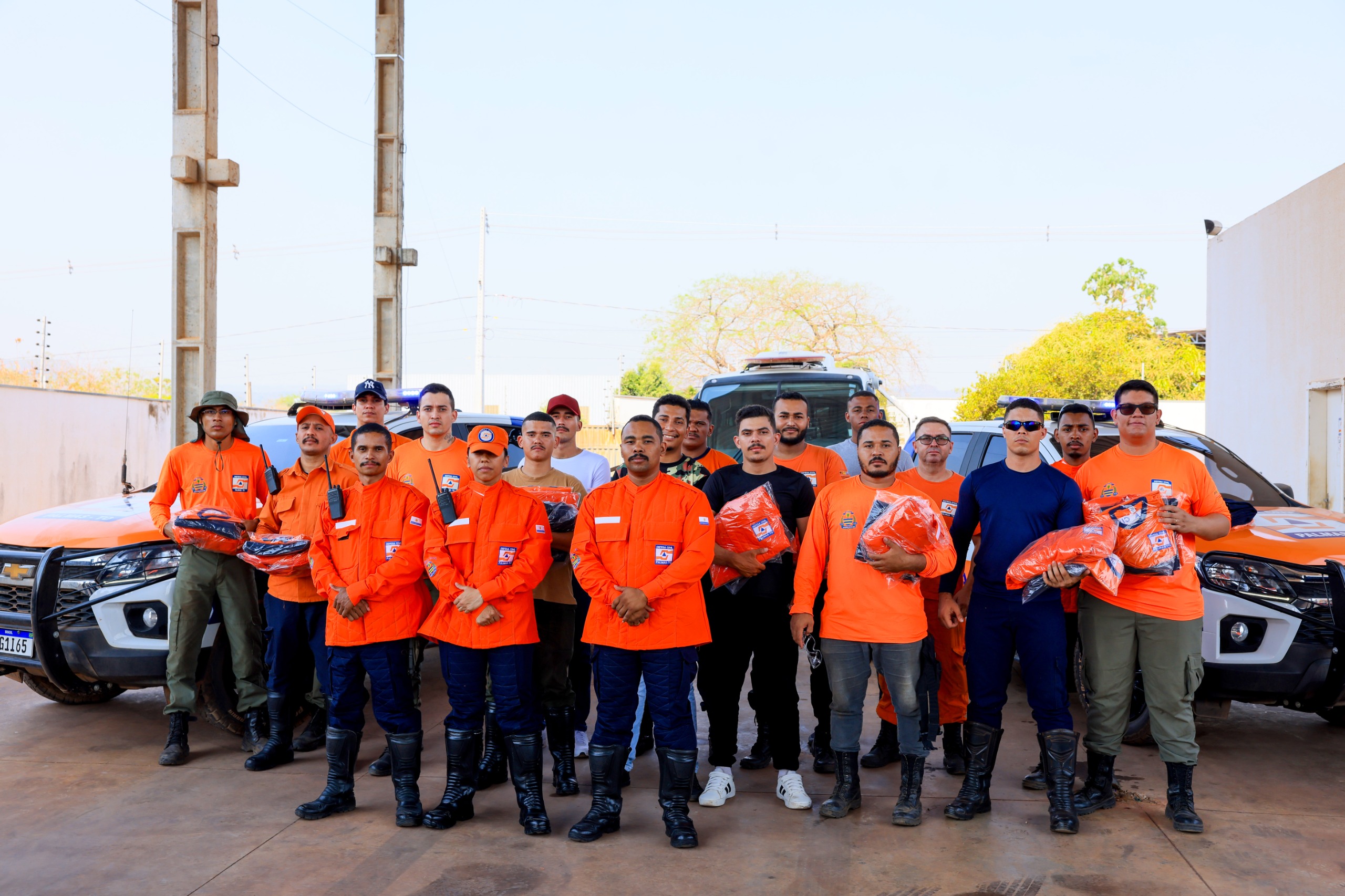 Defesa Civil de Palmas entrega uniformes a novos brigadistas do município