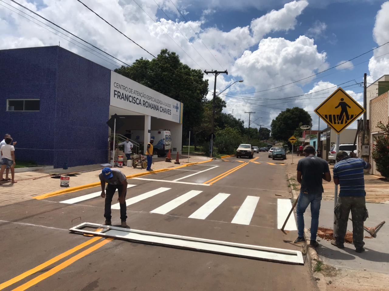Equipes da Prefeitura revitalizam faixa de pedestre próxima ao Centro de Saúde Francisca Romana