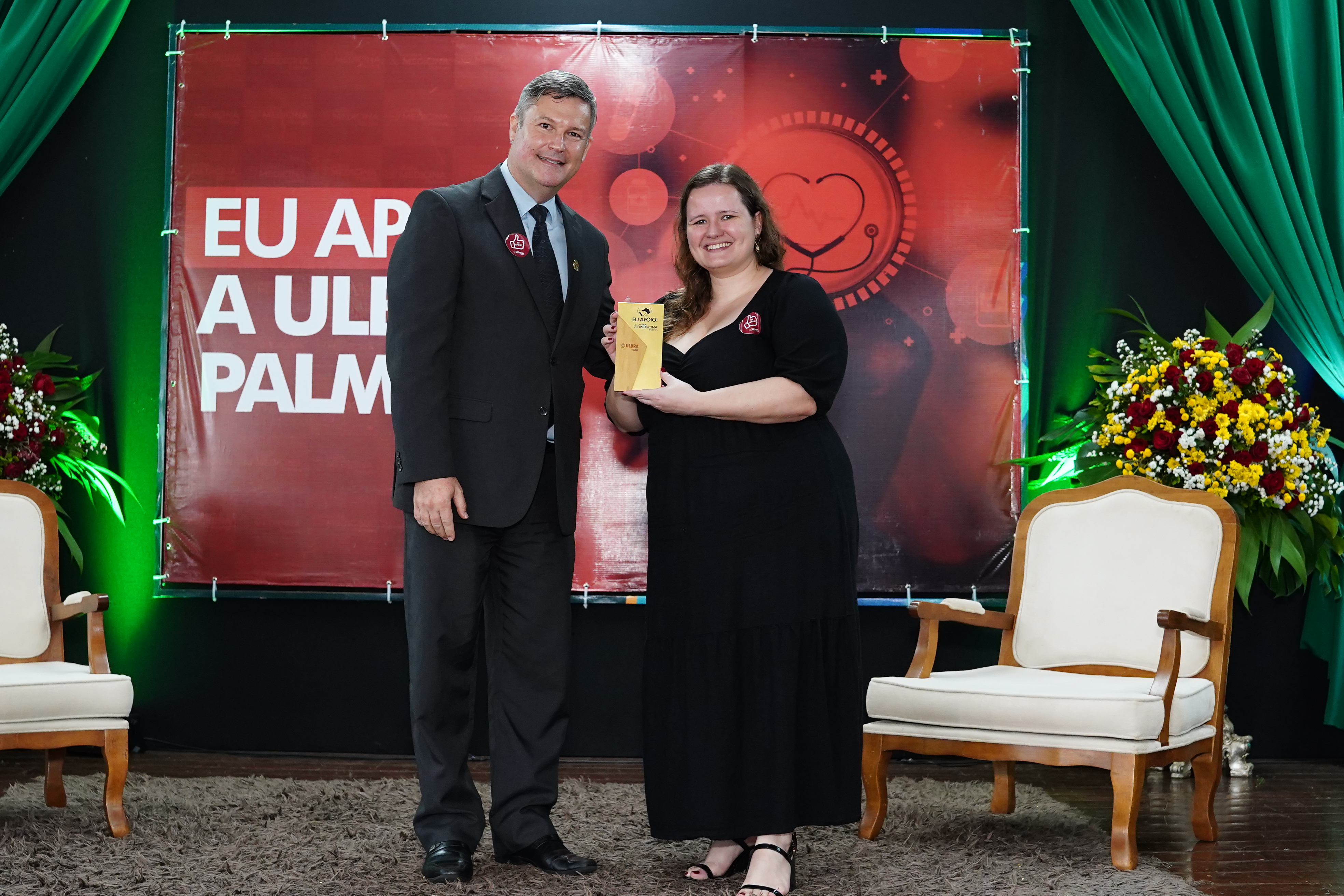 Secretária Dhieini Caminski recebe homenagem do reitor da Ulbra Palmas, Marcelo Müller 