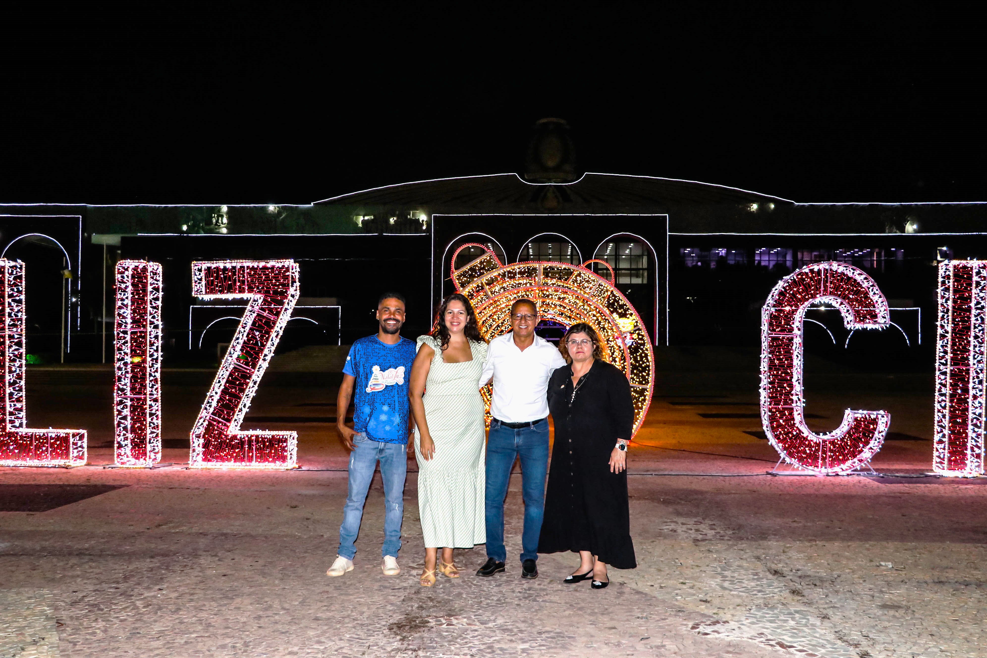 Luara Aquino (à dir.), o secretário Soró (camisa branca) e servidores da FCP também aproveitaram a ocasião para fazerem um registro no cenário