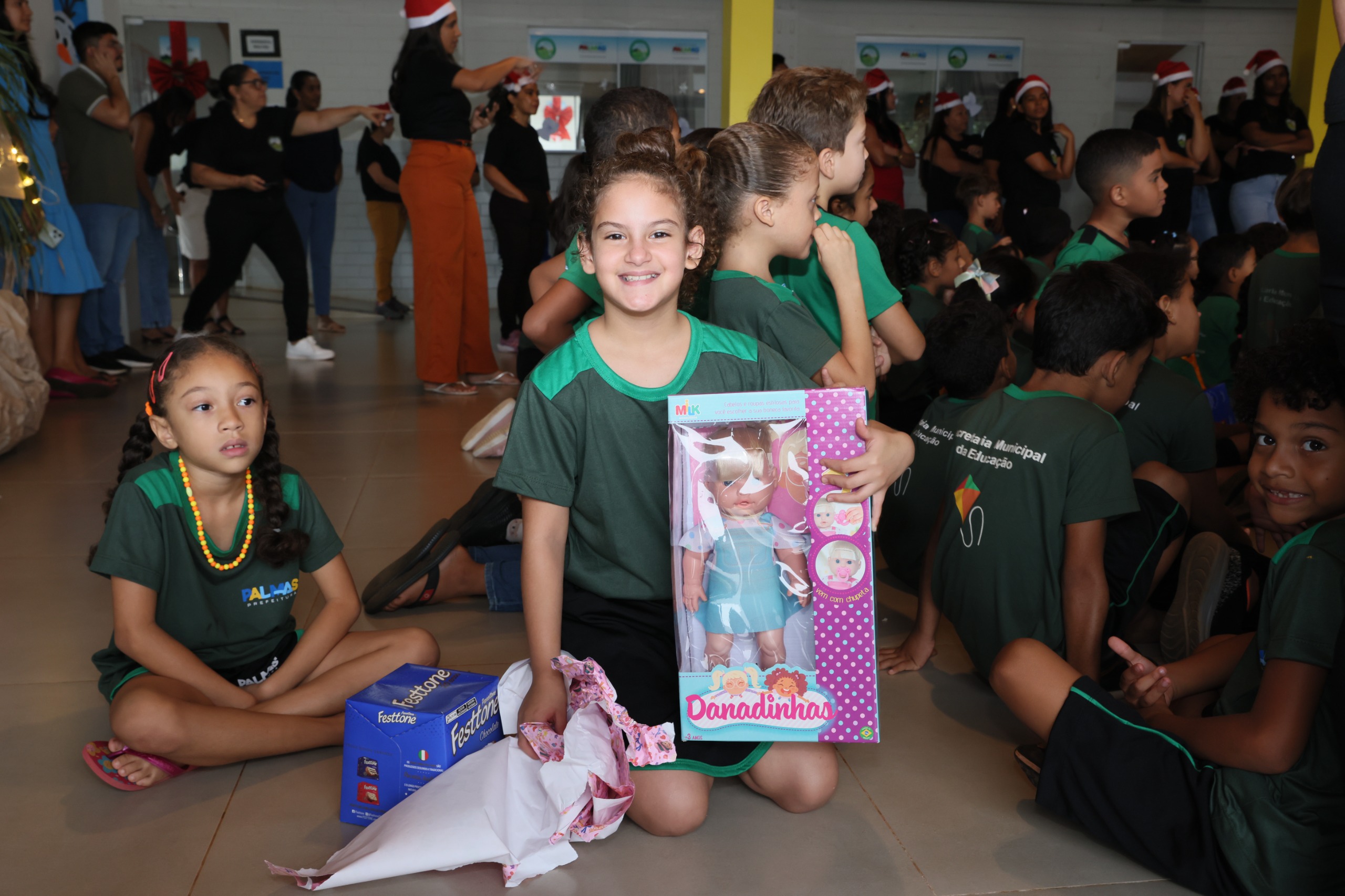 Heloísa Santos, de 8 anos, comemorou ao ganhar a boneca que pediu na cartinha