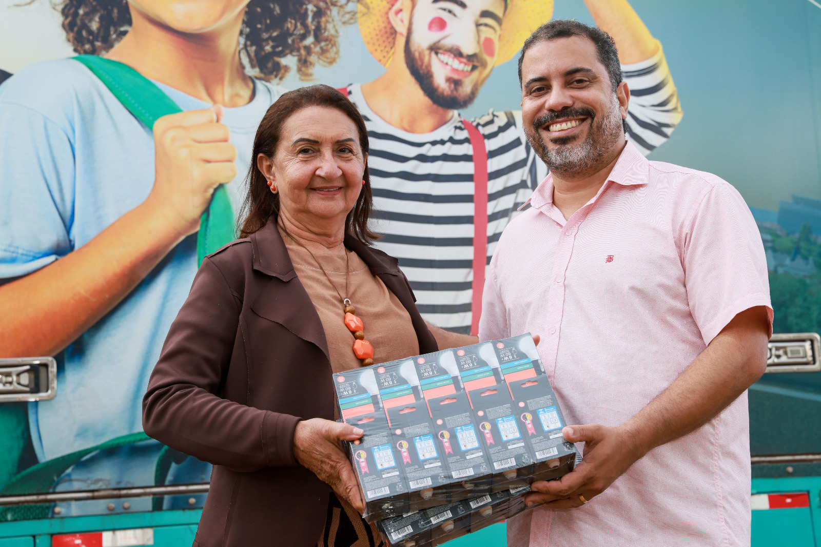 Foram doadas 20 lâmpadas de LED para que a Semas possa instalá-las nos equipamentos públicos / Foto: Lia Mara