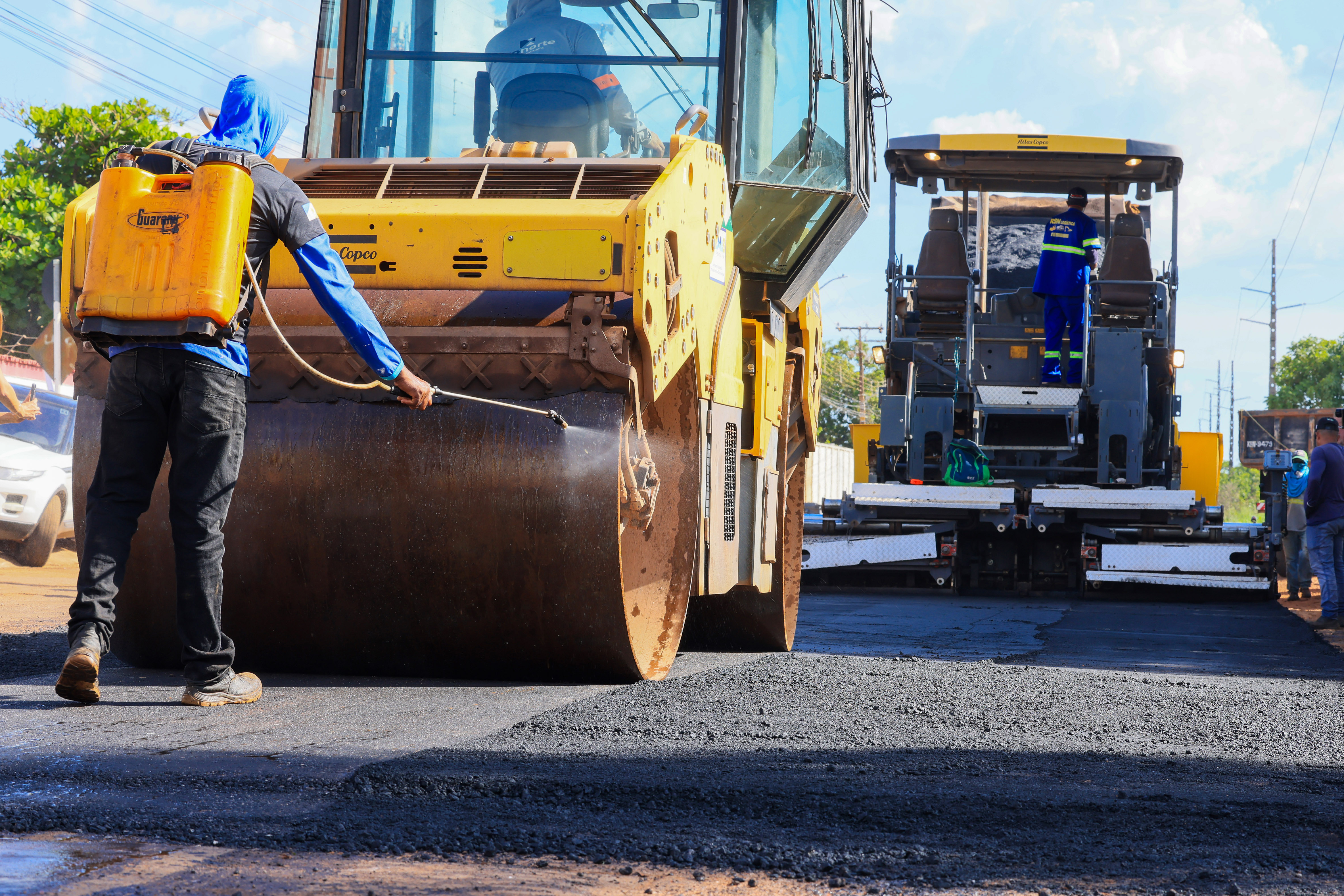 Execução do recapeamento na marginal leste da BR-010, no setor Santa Fé, sul de Palmas