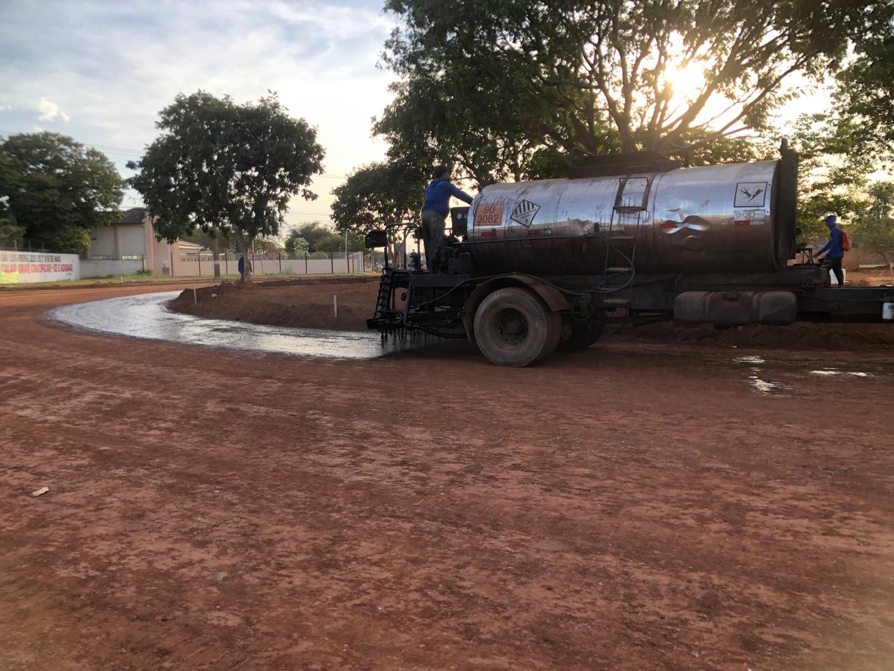 Serviços de imprimação asfáltica em rotatória para pavimentação em CBUQ