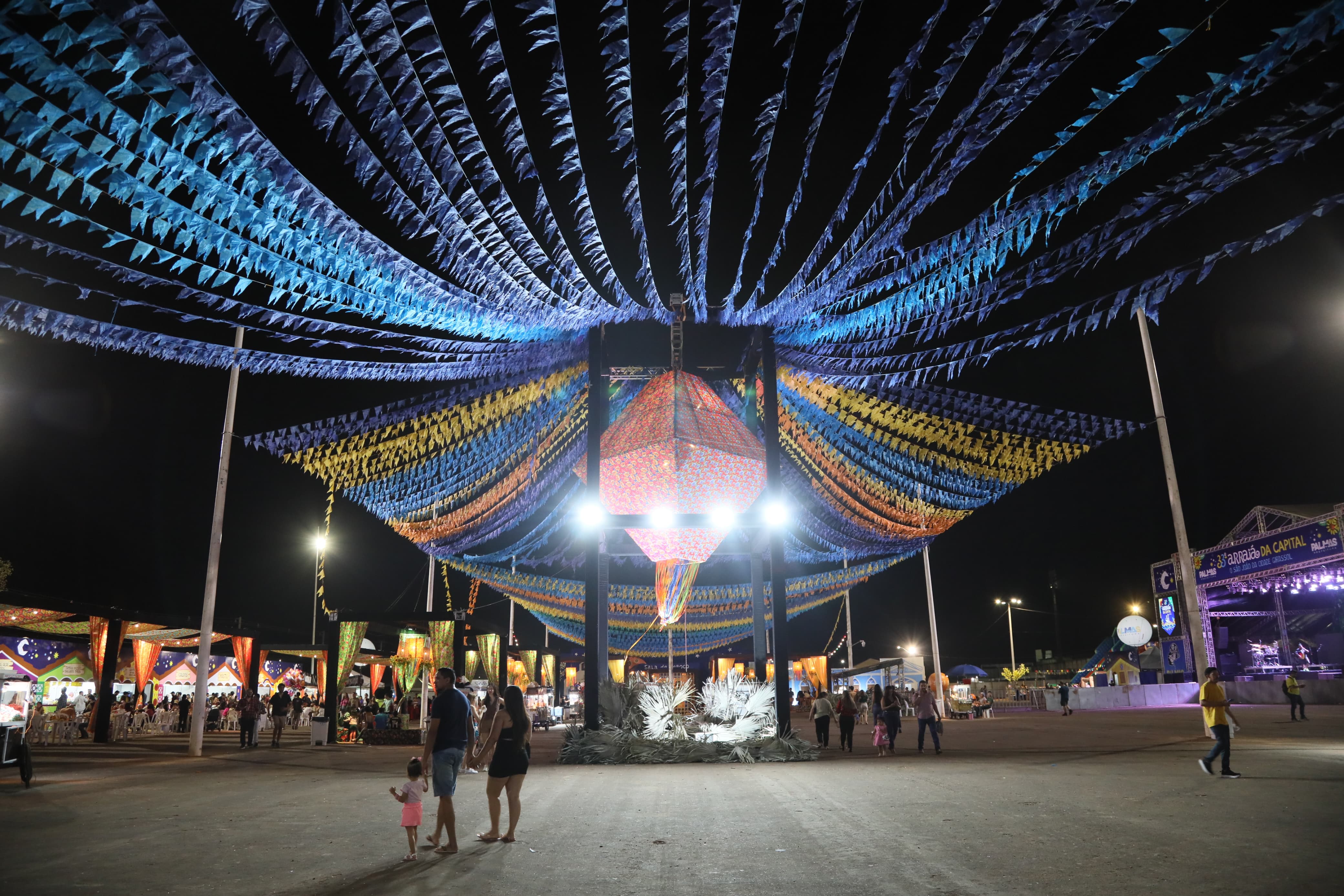 Bandeirolas em tons azul, amarelo, roxo e laranja colocadas no centro 